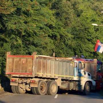 Grenseoverganger i Kosovo stengt etter protester