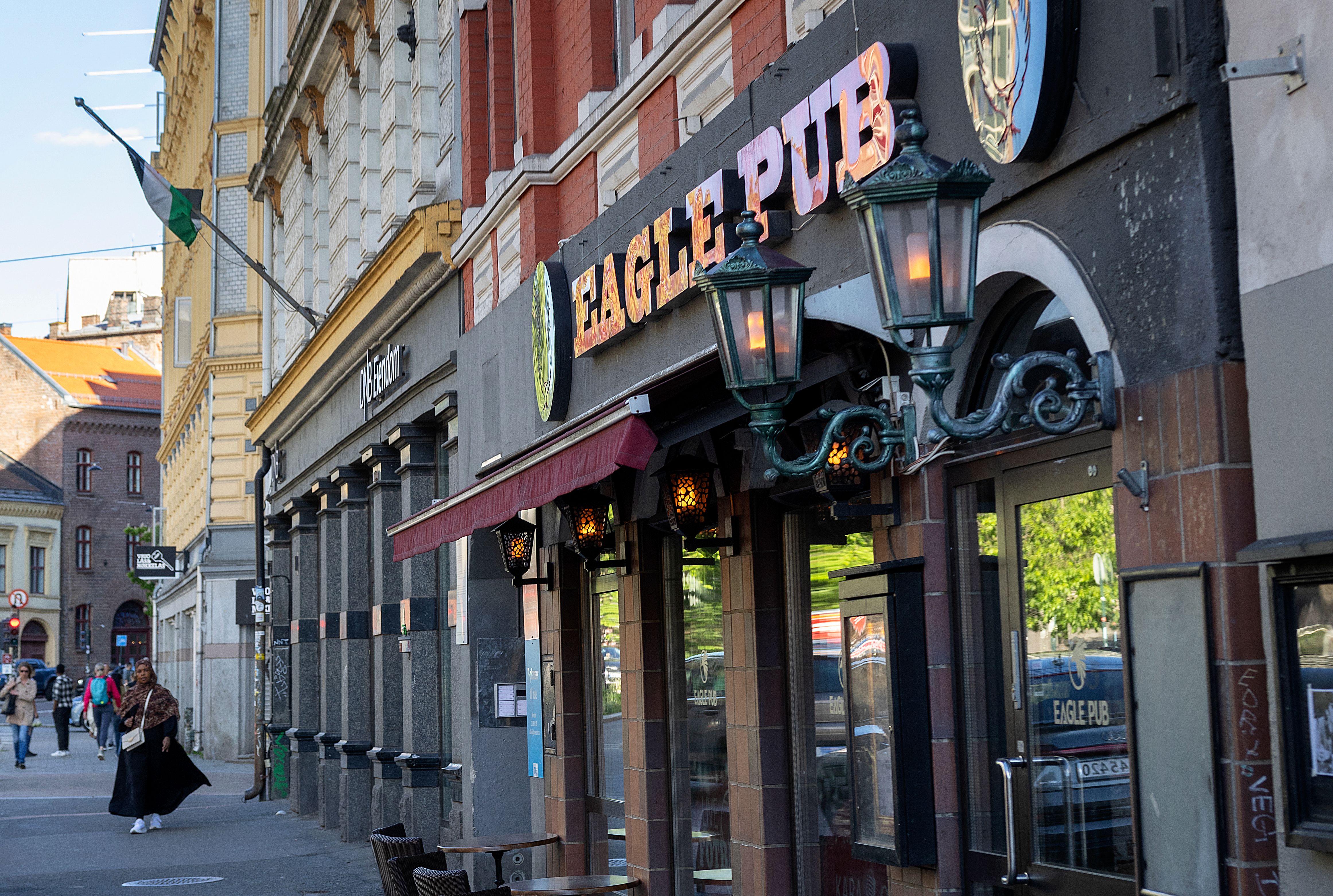 Flere har opplevd det som vanskelig å få noe så enkelt som et glass vann på Eagle Pub. Baren er ikke enig i kritikken.