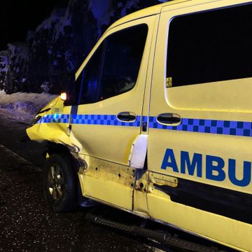 Advarer om glatte veier: Flere trafikkulykker på Østlandet  - ambulanse kjørte i autovernet