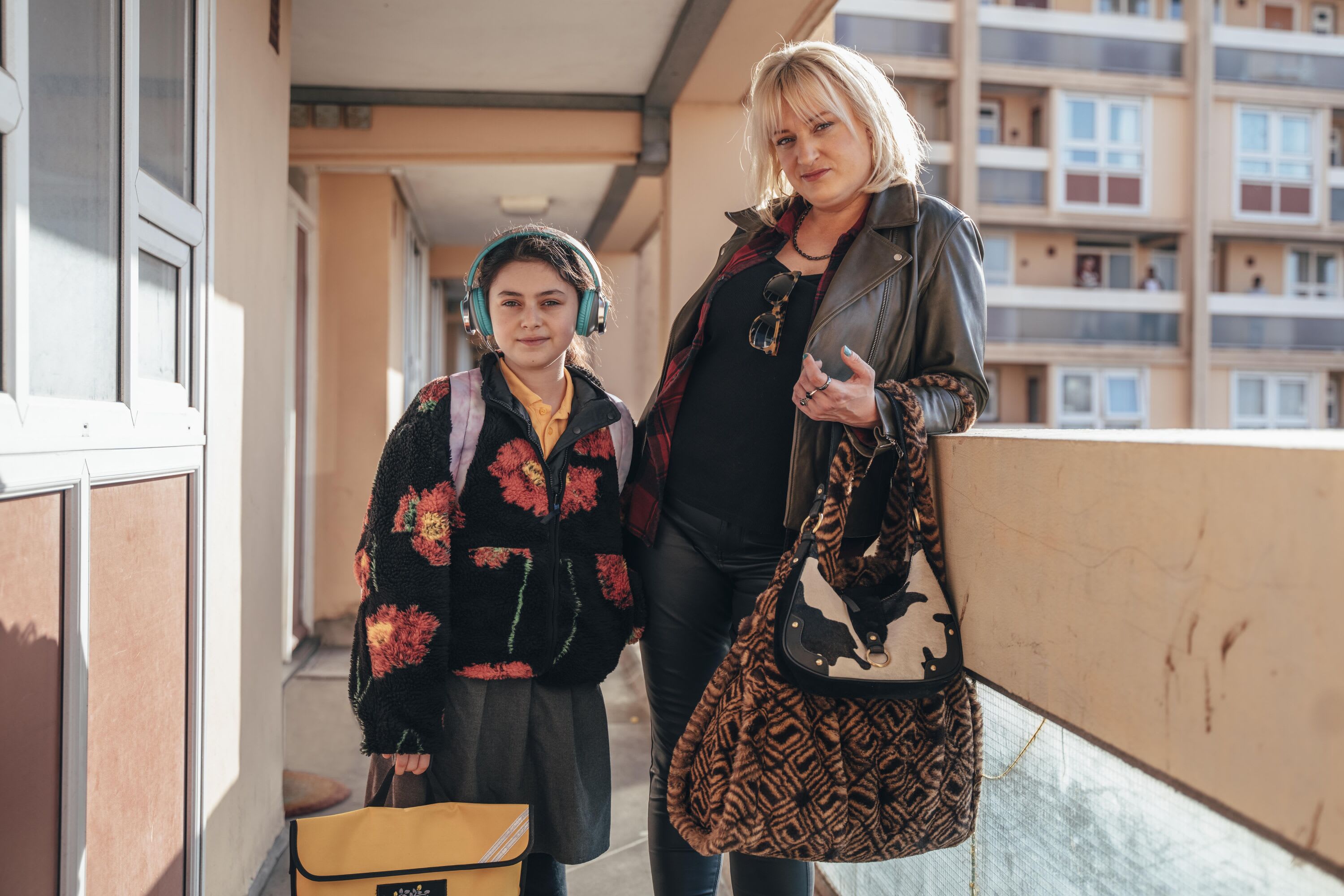 Costello er mor til Iris. De kastes ut fra en kommunal leilighet, og må ut på dramatiske eventyr. Fleur Tashjian og Daisy May Cooper spiller datter og mor. 