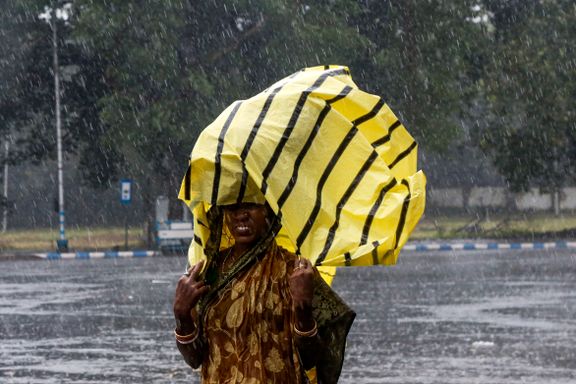 Syklonen Bulbul inn over land i Bangladesh