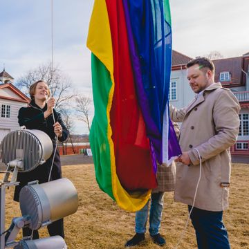Kulturministeren heiste regnbueflagget ved Eidsvollsbygningen