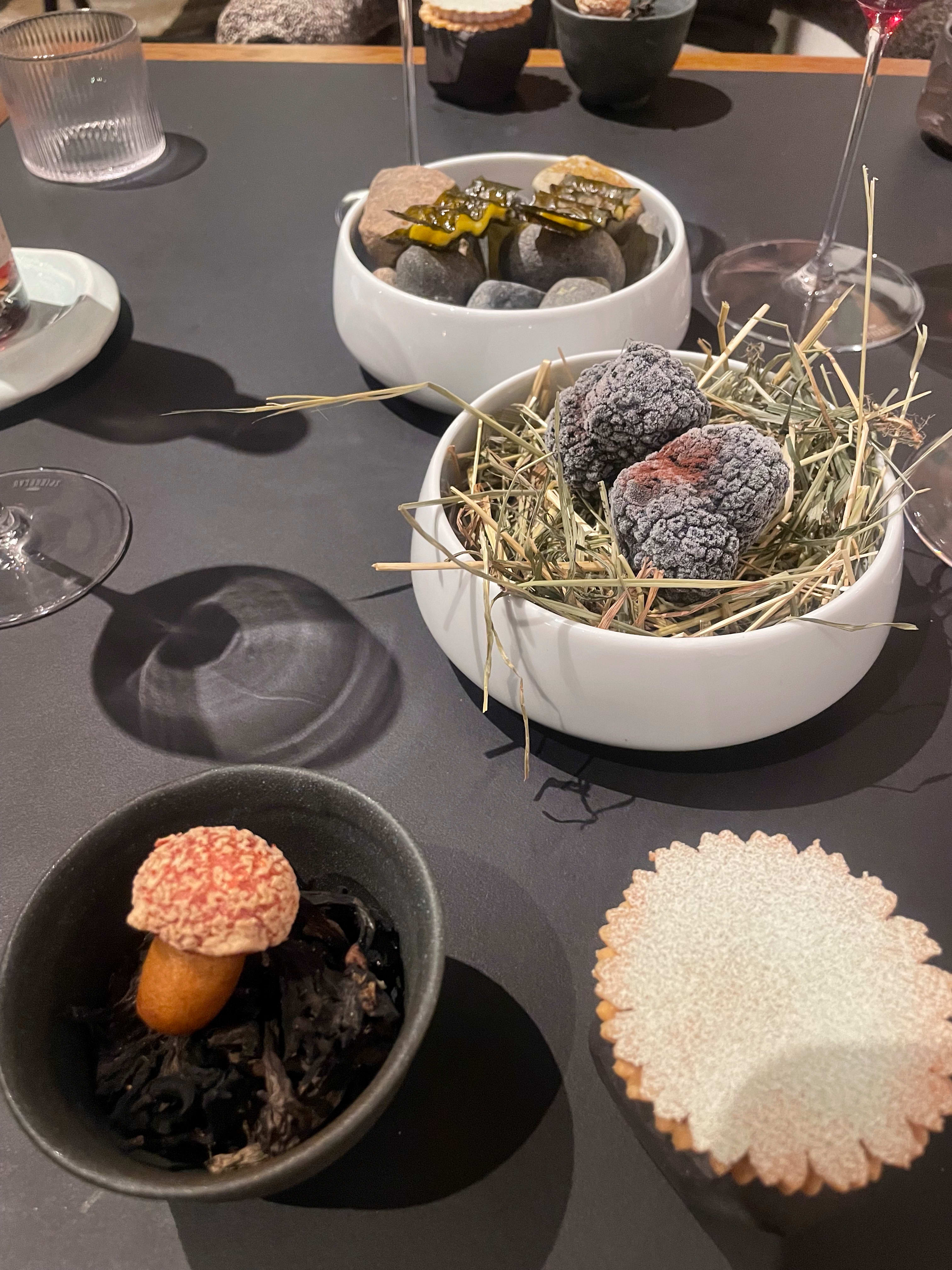 Petit fours med blant annet en trøffelformet isklump avsluttet kvelden. 