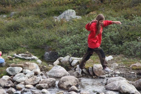 Norske barn leker mindre ute i naturen. Spesielt noen grupper er forskerne bekymret for. 