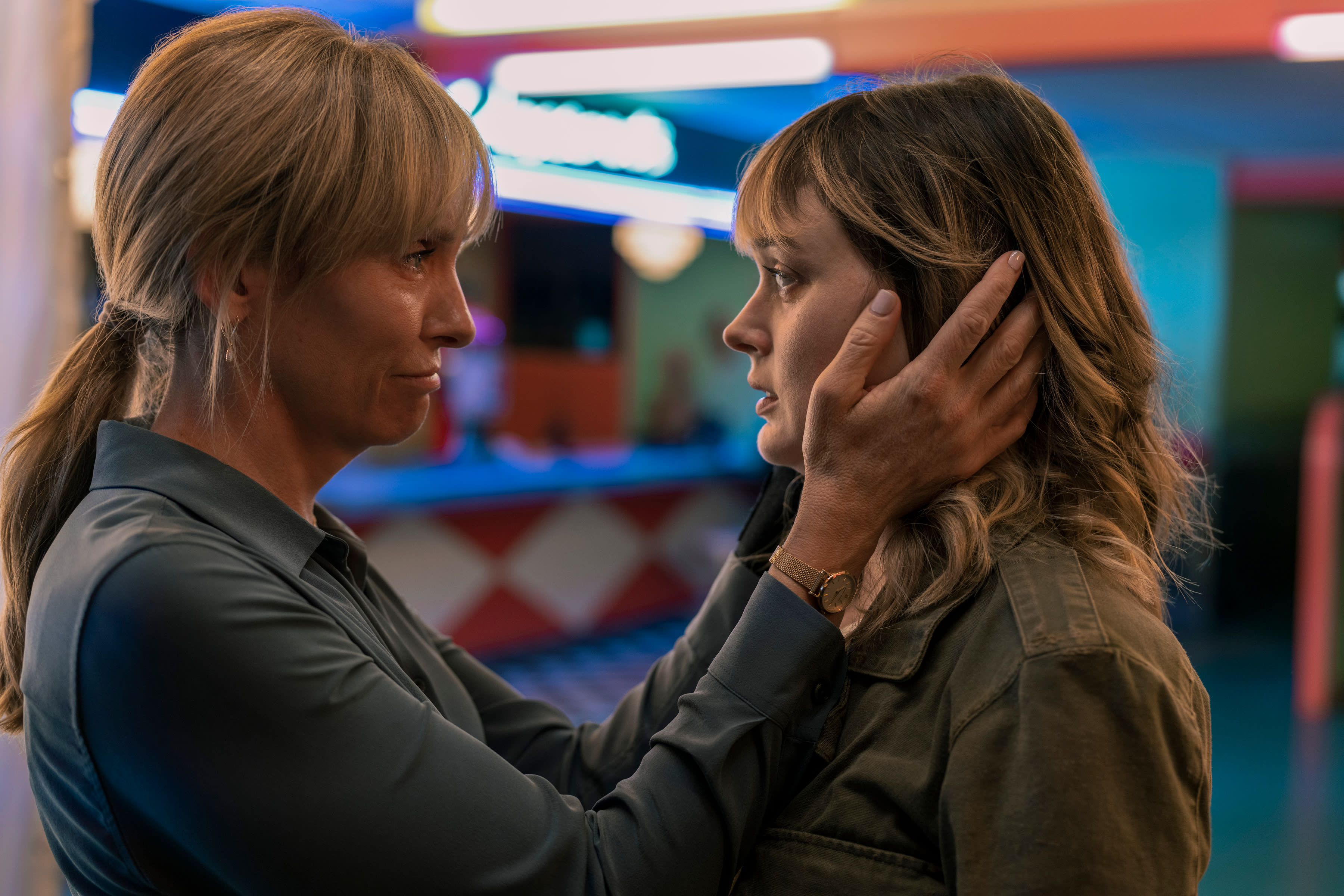 «Pieces of her» skildrer et vanskelig mor- datter forhold. Her er Laura (Toni Collette) og datteren Andy (Bella Heathcote) i et rolig øyeblikk. 