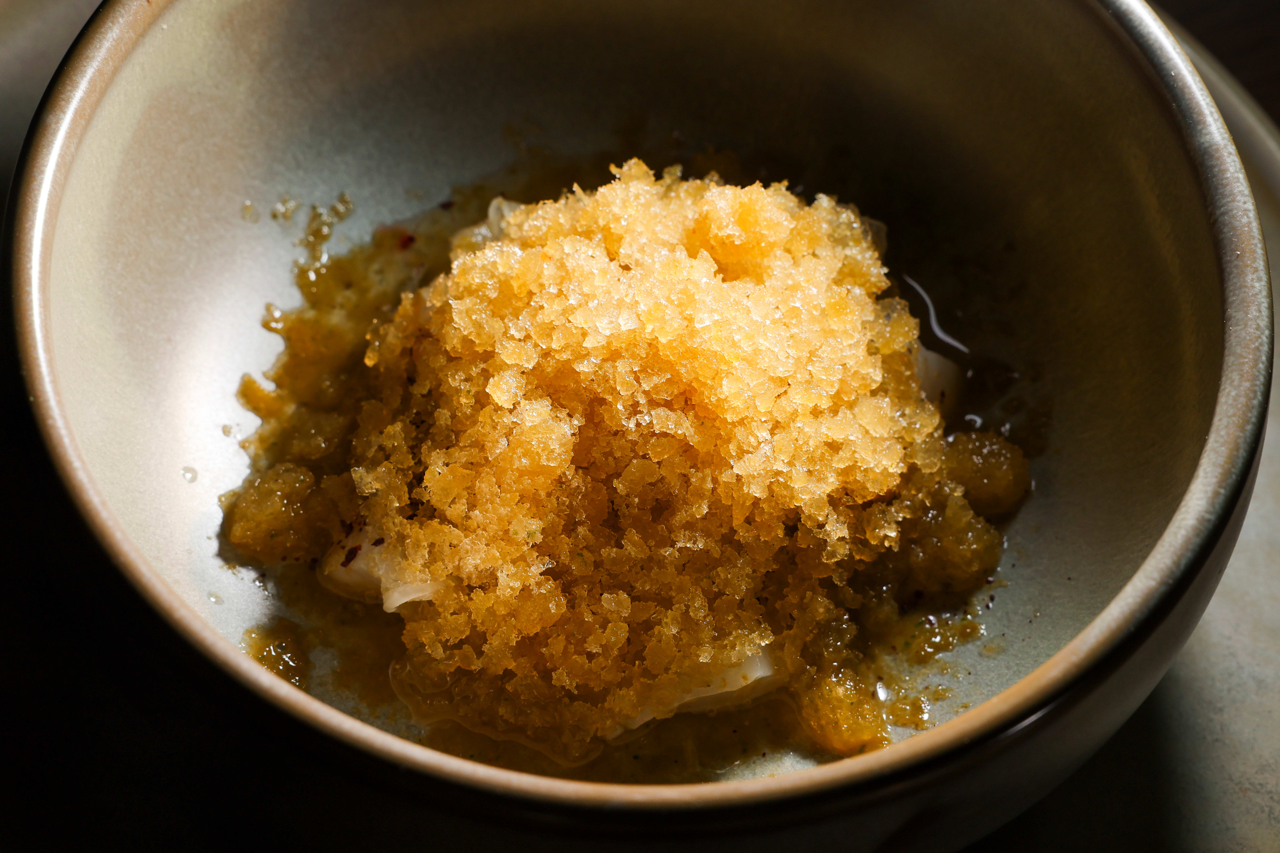 Kamskjellene gjemmer seg under et lite frostfjell. Det funker ikke helt for oss. 