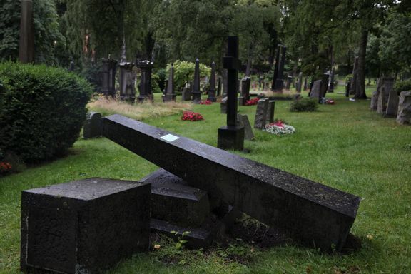 Lurer du på hvorfor hundrevis av gravsteiner har veltet på Vår Frelsers gravlund? Det har en tragisk forklaring. 