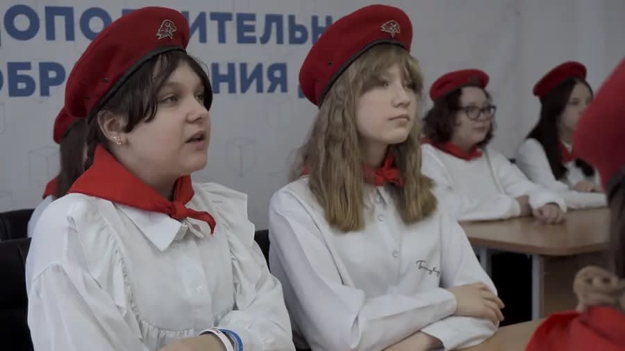 Gamle sovjetrussiske symboler hentes frem igjen.