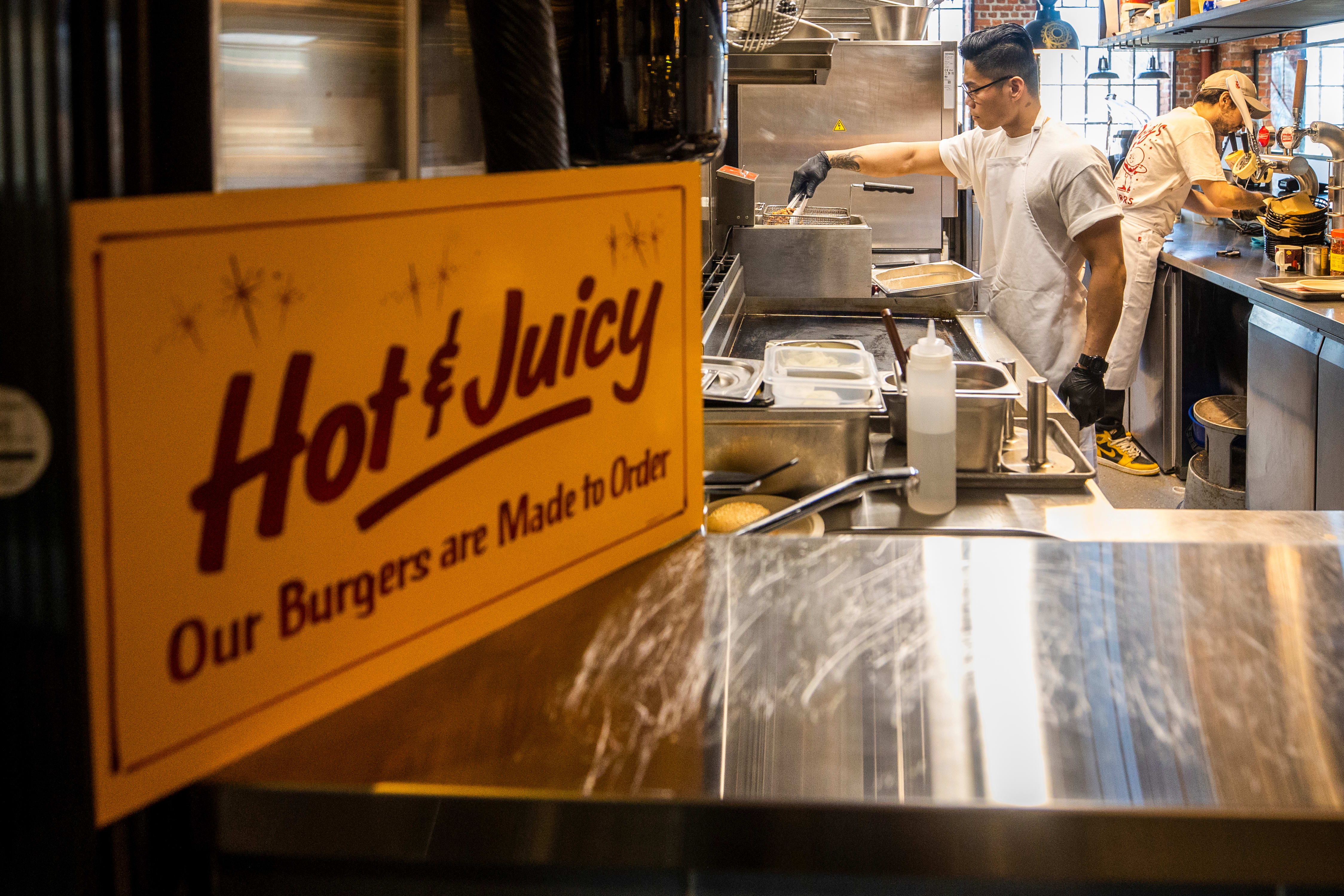 Nhick Onnagan (bak) og Alberto Adiego på Doug’s.