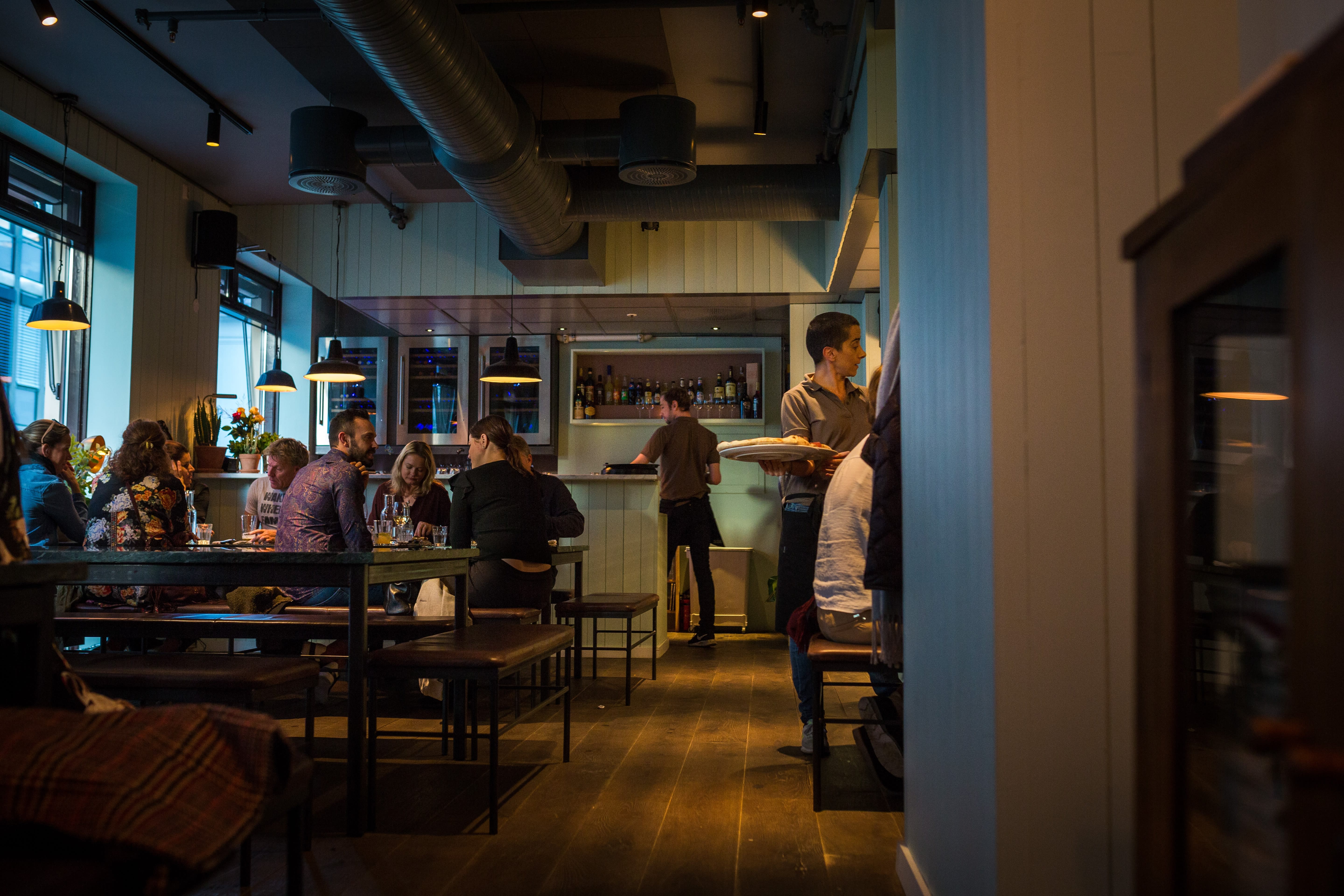 Vær tidlig ute – det blir fort fullt hos pizzarestauranten. 