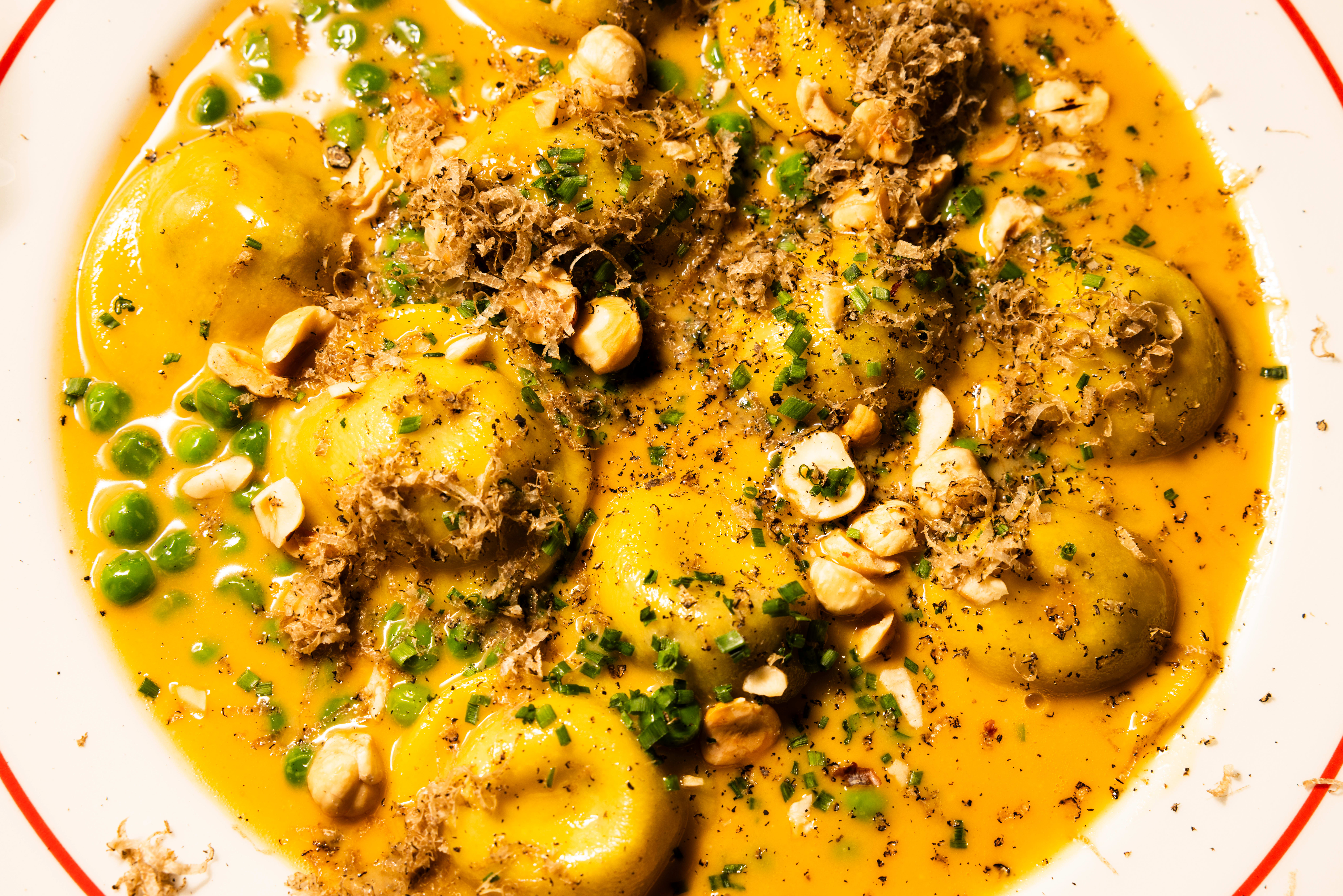 Brisket raviole med cheddarsaus og trøfler.