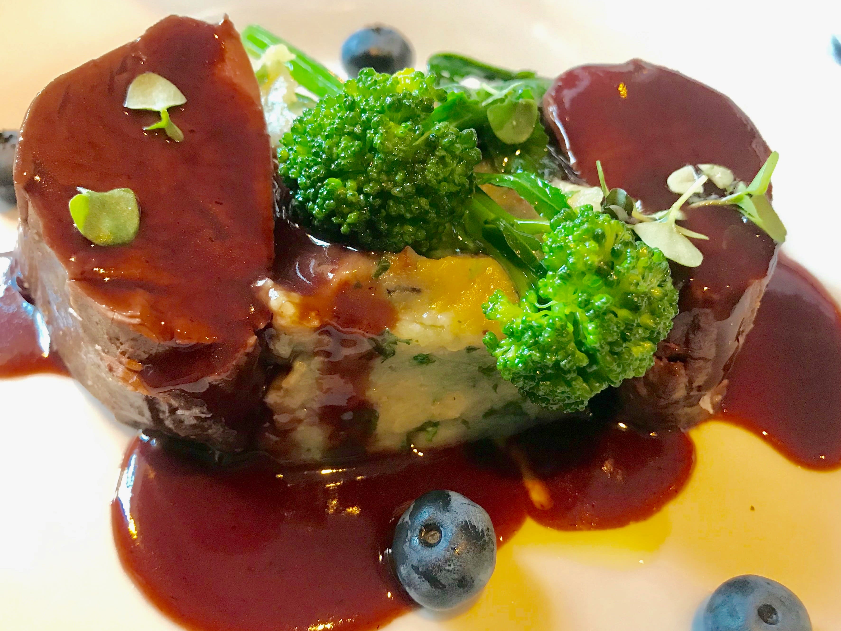 Dåhjort med brokkolini, rødvinssaus og potetpuré. 