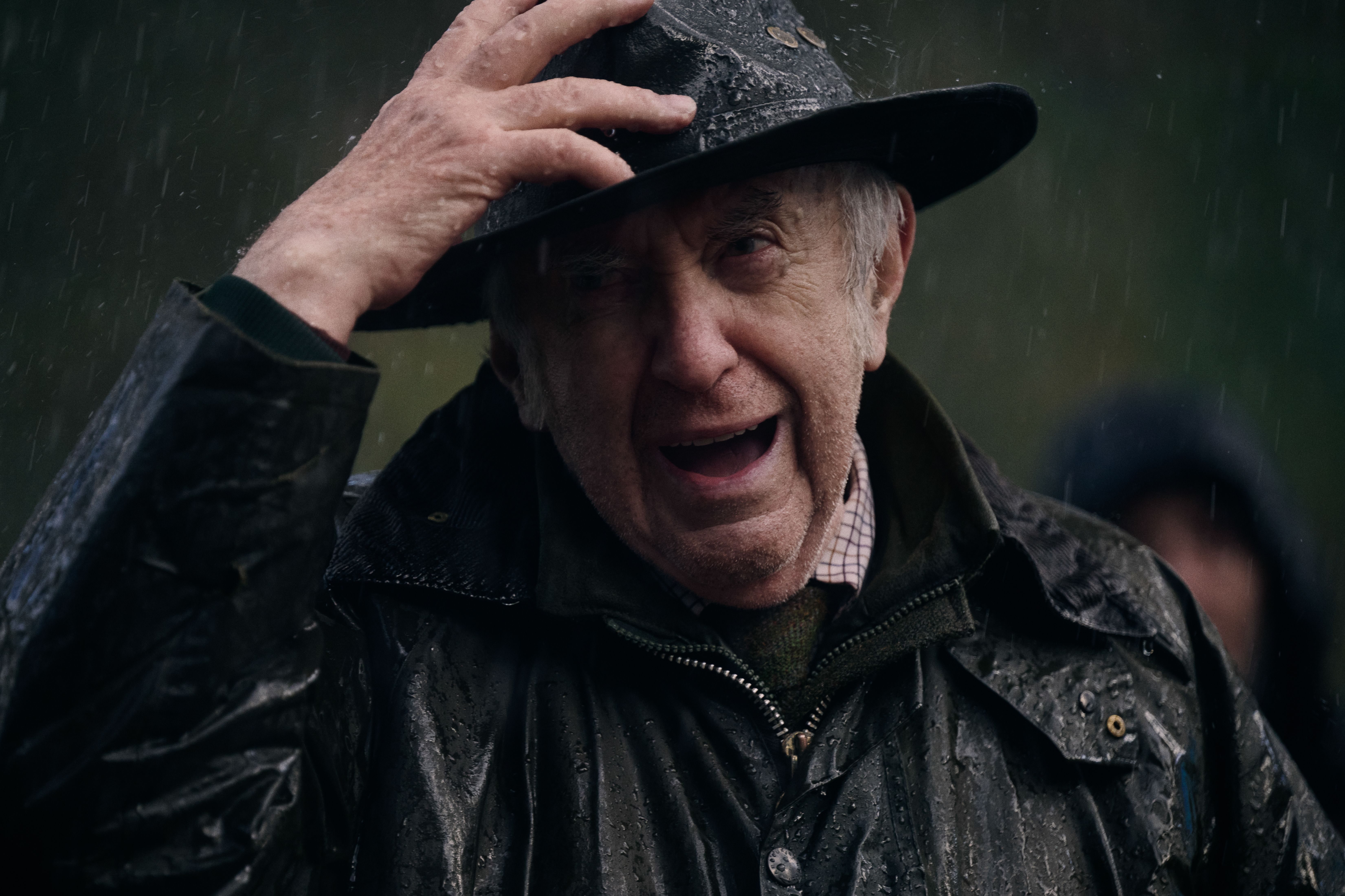 Solomon Bevan (Jonathan Pryce) skjuler mye for å beskytte familien.