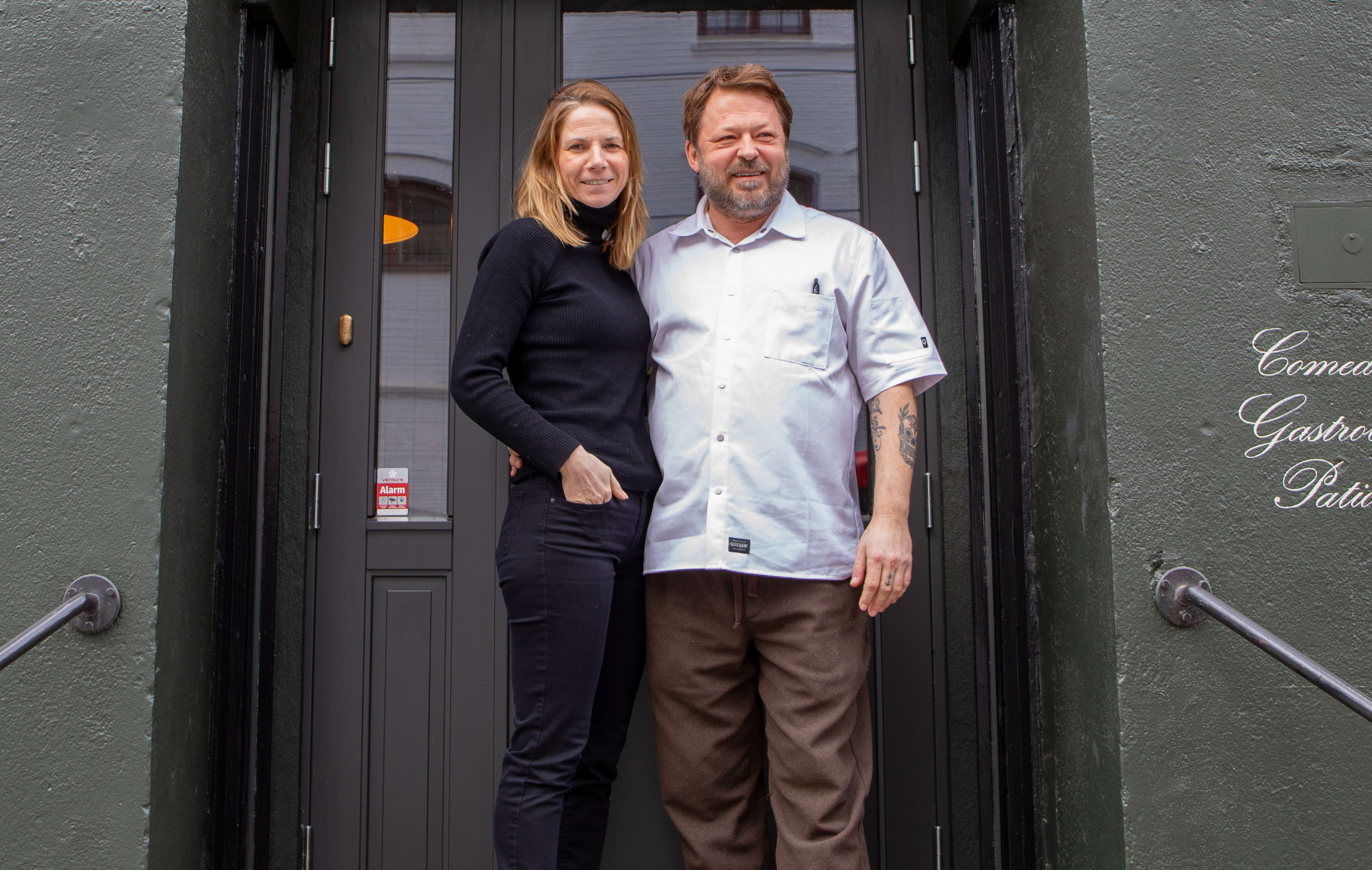 Kitty Knutzen (til venstre) vurderer å innføre noshow-gebyr i solidaritet med de restaurantene som sliter med det. 