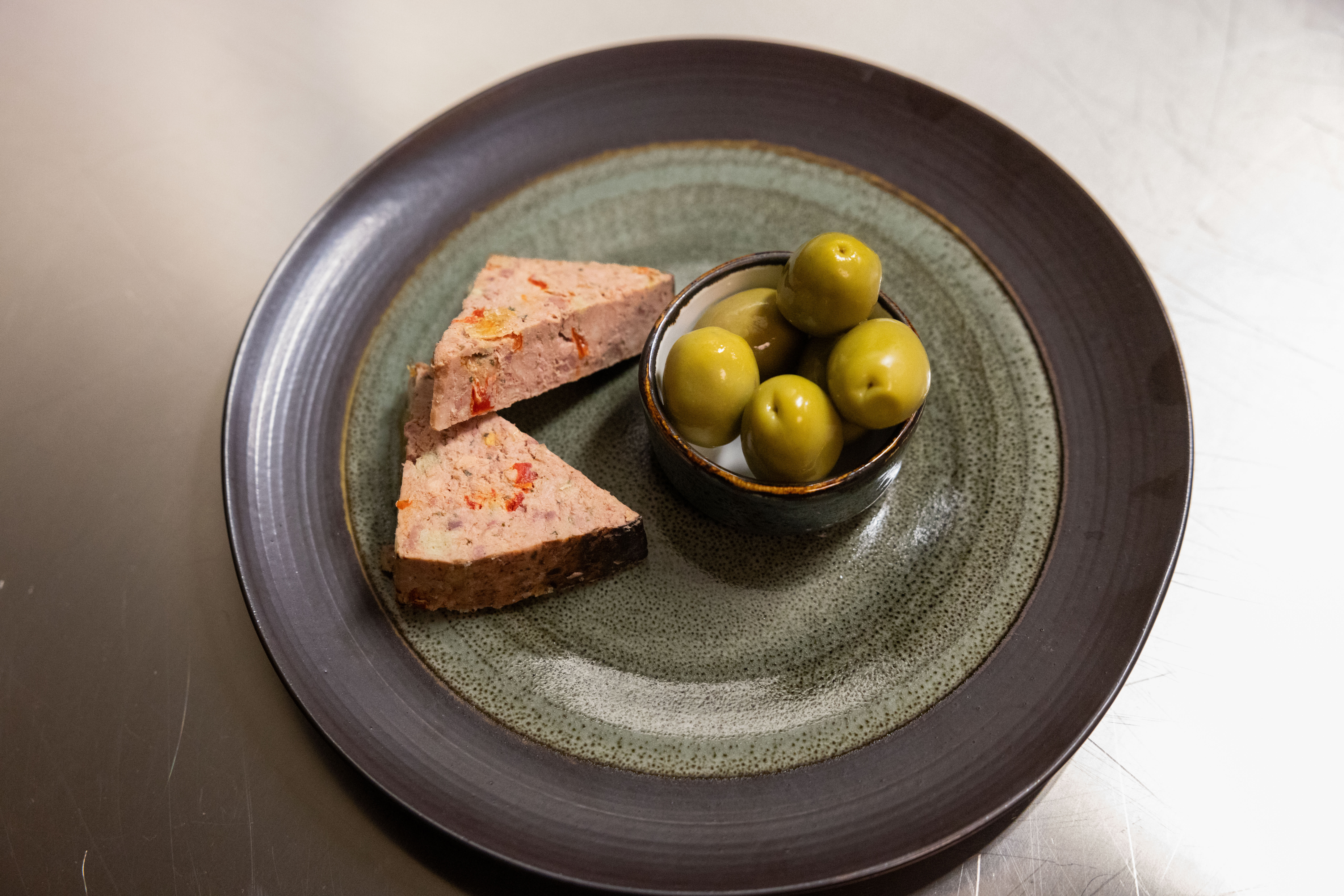 Bra svinepaté og oliven. 