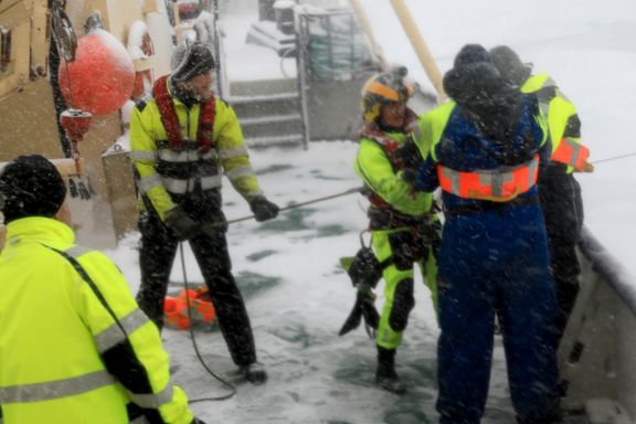 Svensk skip fast i isen ved Svalbard – 16 passasjerer evakuert