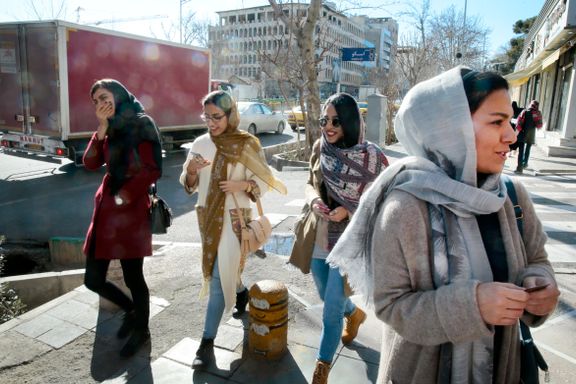 Kvinner risikerer 10 års fengsel for å kaste hijaben i Iran. Det har ikke stanset protestene.