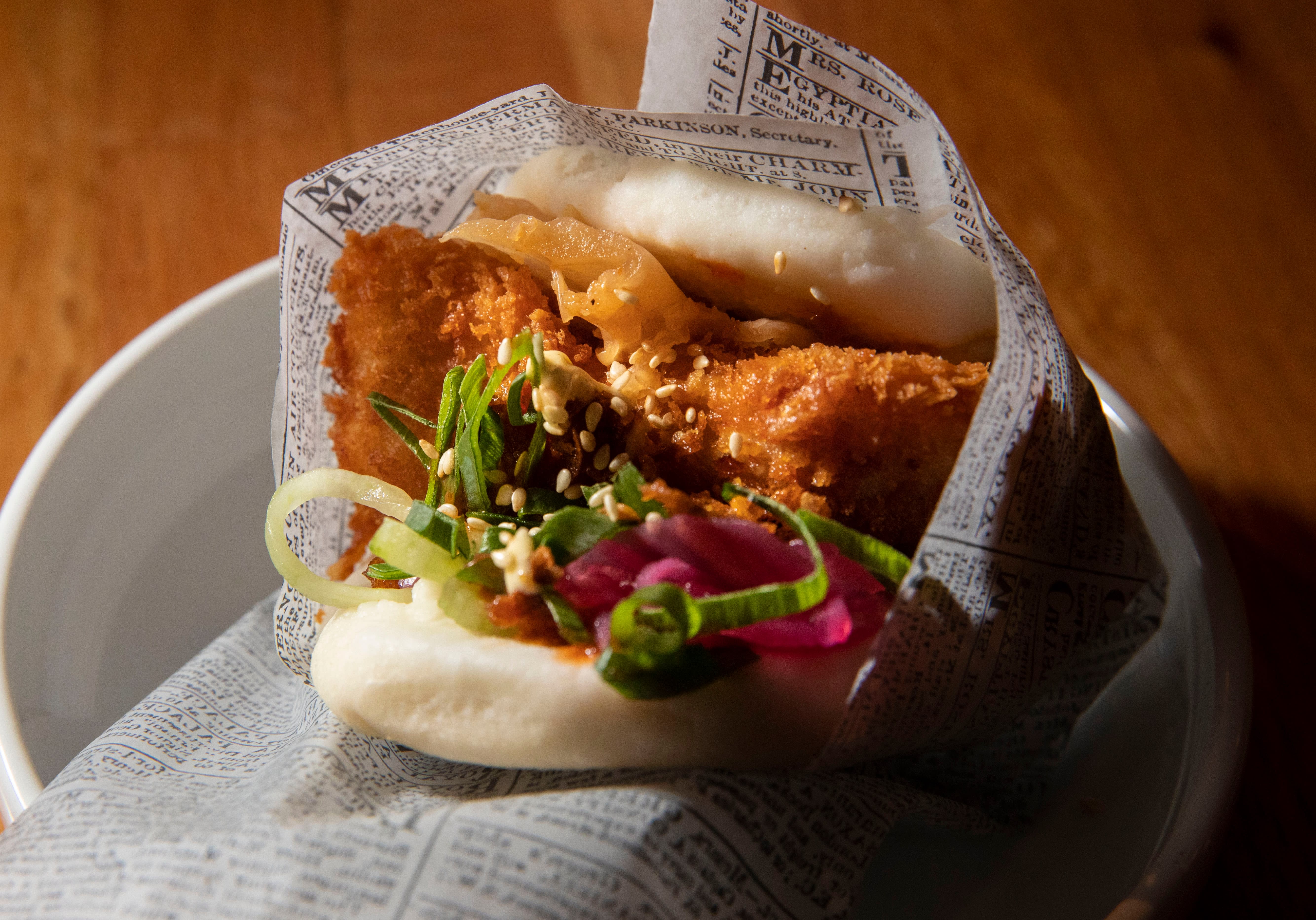 Steambun er en dampet melbolle med fritert kylling.