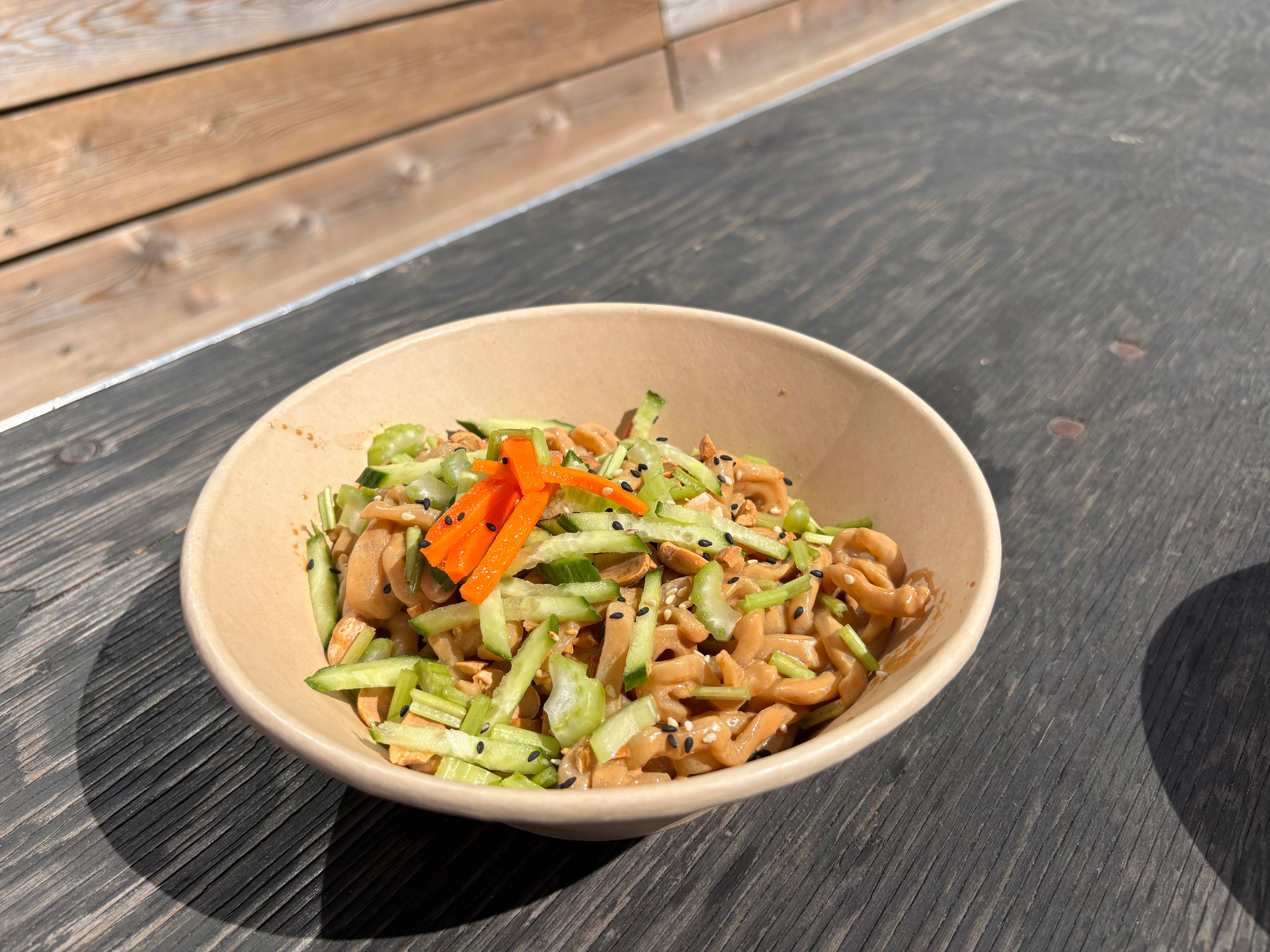 Kalde sesamnudler er deilig i varmen. 