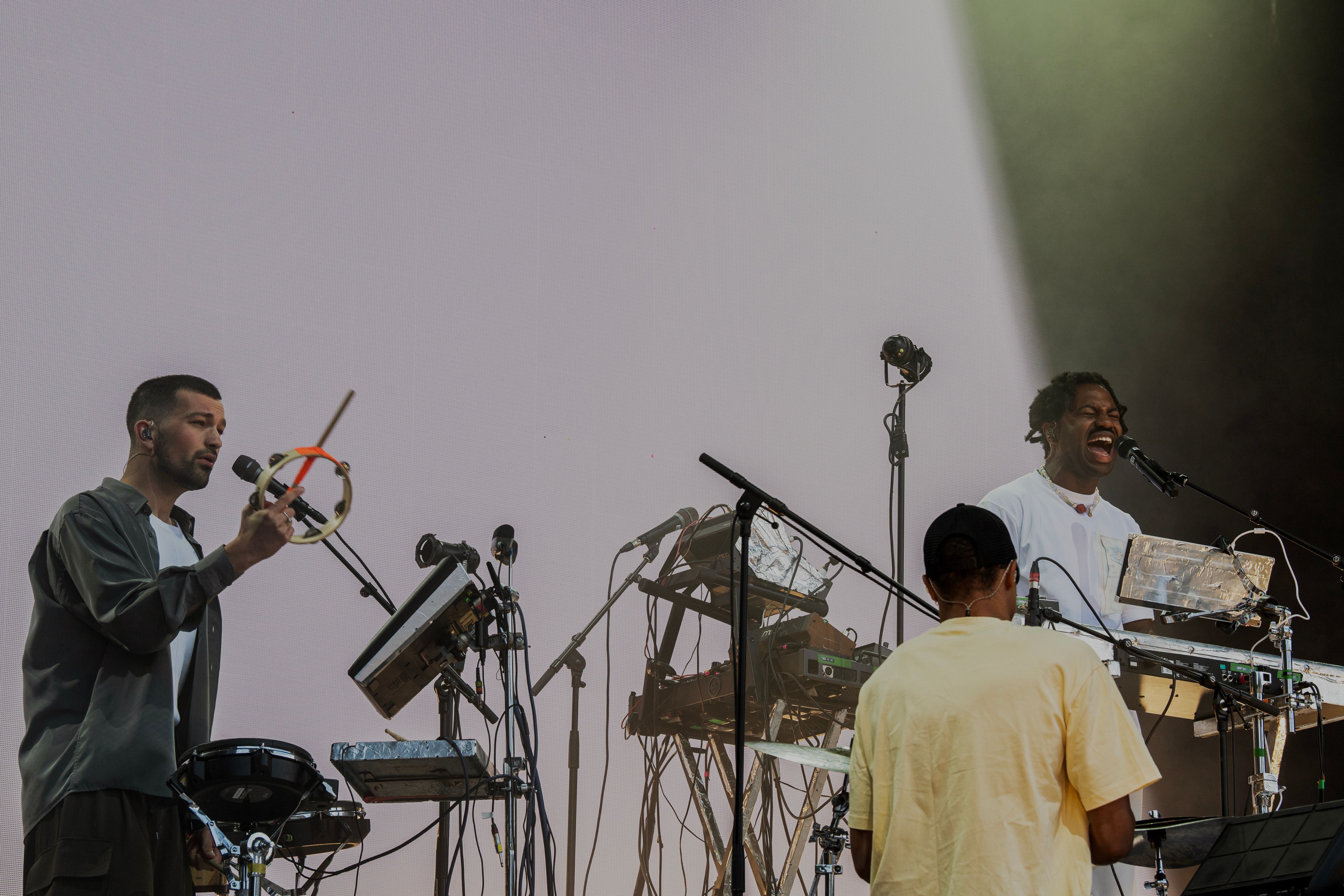 Sampha (t.h.) og to av hans musikere på Øya.