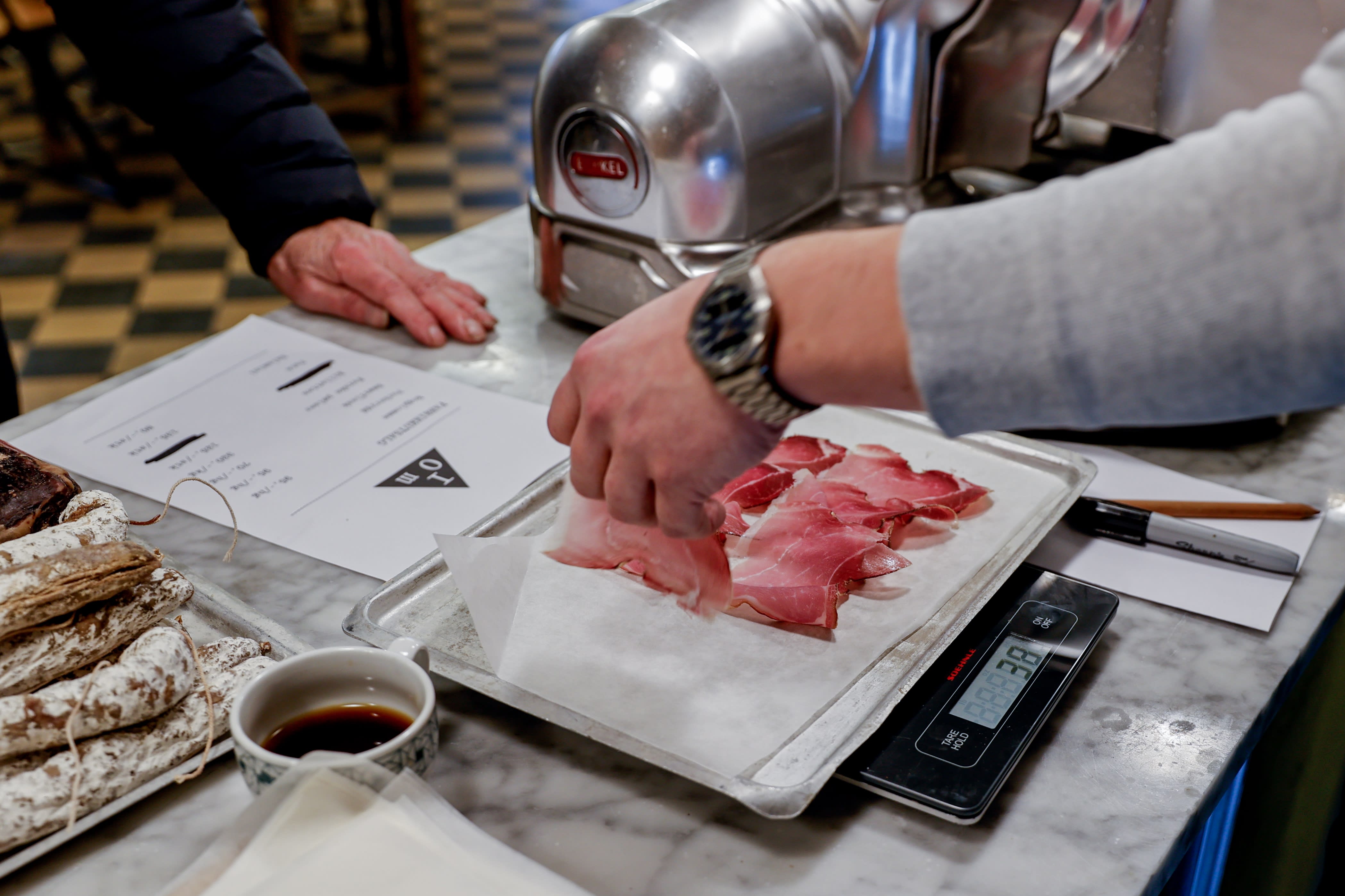 Hver uke får medlemmene av nyhetsbrevet en e-post med ukens meny. Det man bestiller kan man hente fredag ettermiddag.