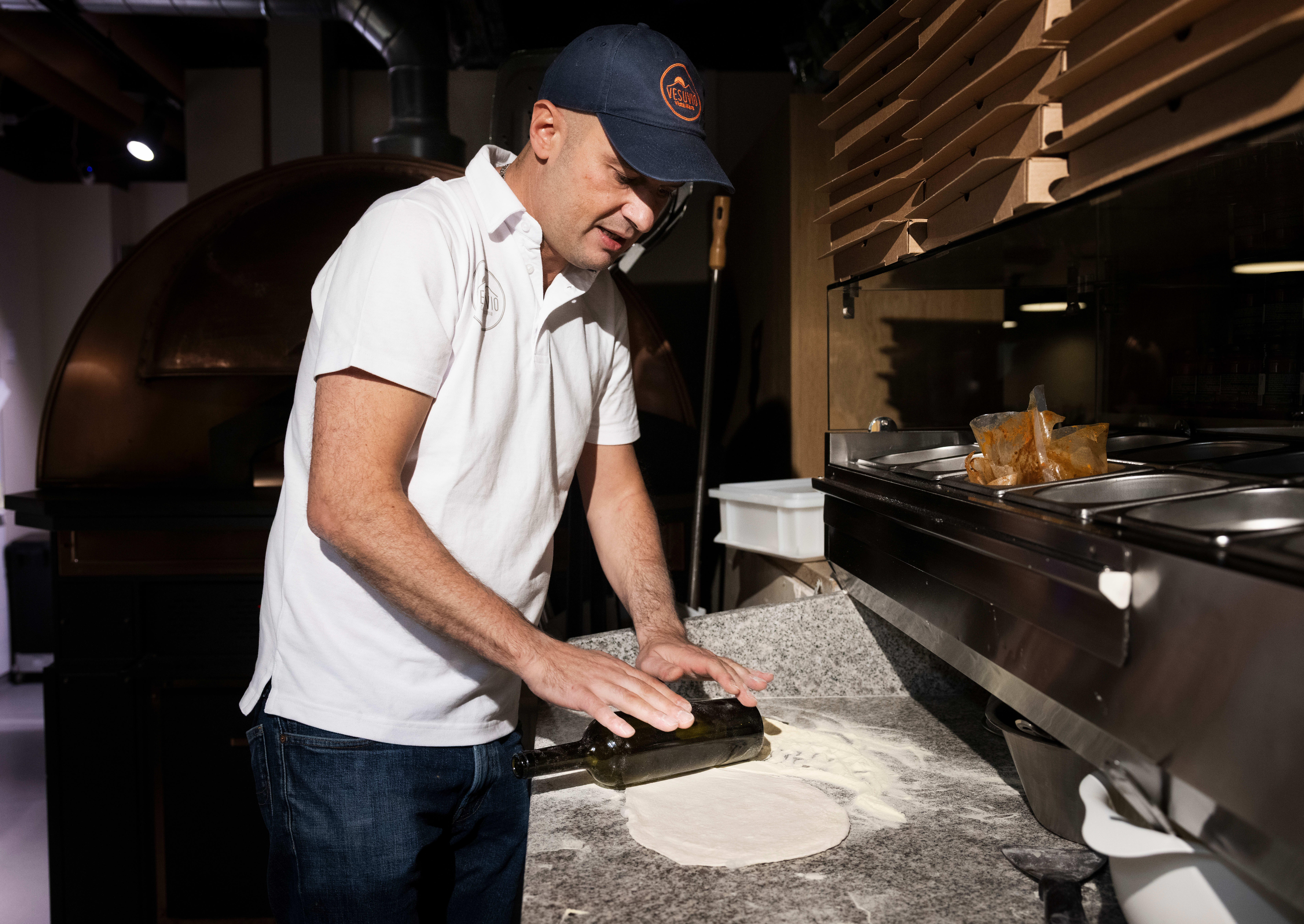 Francesco Solimeo er en såkalt pizzaiolo på Vesuvio på Bislett. Når han først er i gang, klarer han ikke stoppe å snakke om pizza. 