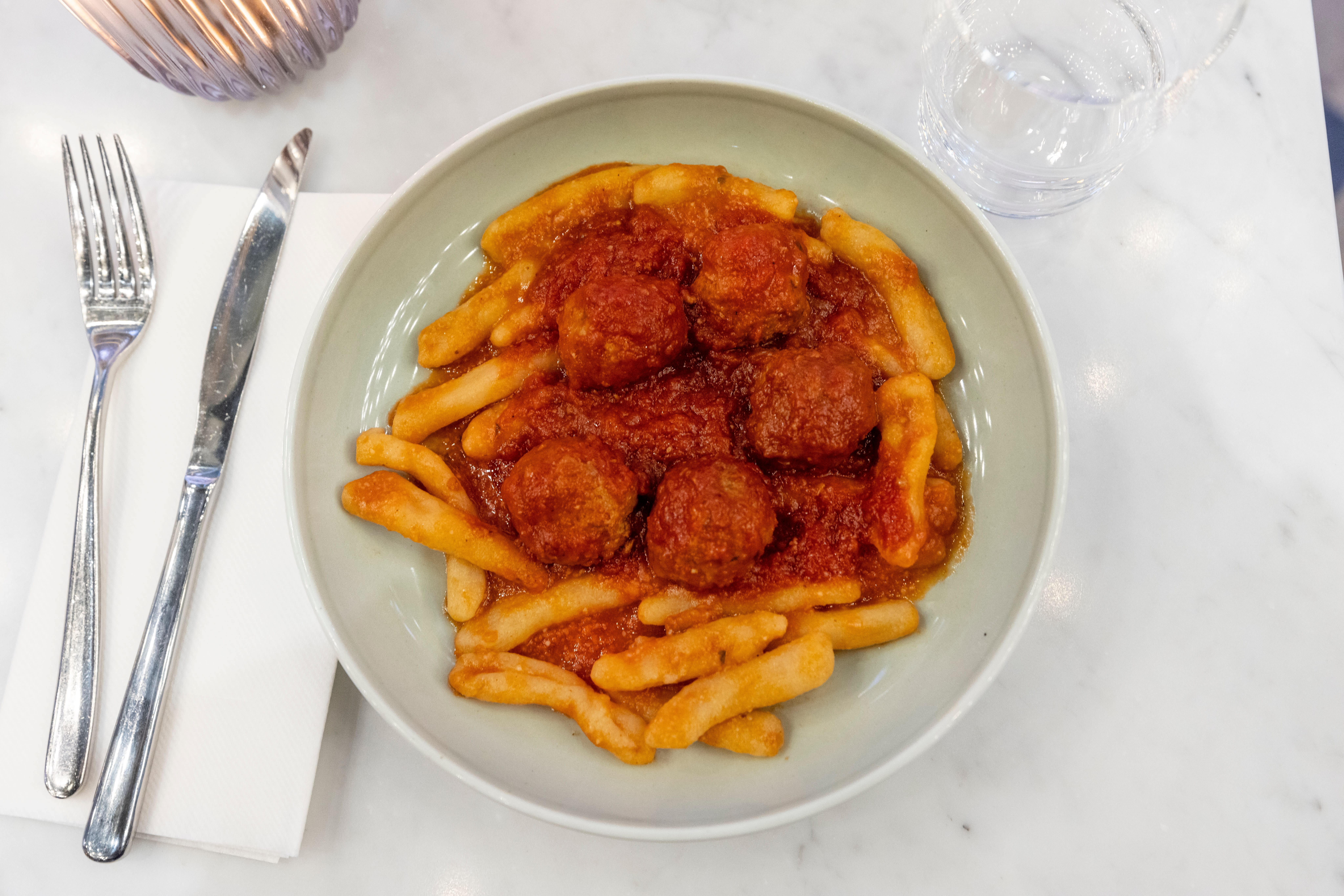 Tomatsaus, kjøttboller og håndlaget pasta.