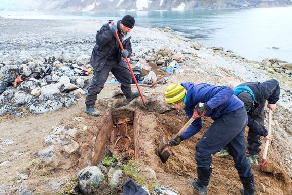 HValfangerne har ligget på Svalbard i over 400 år. Nå må de graves opp.