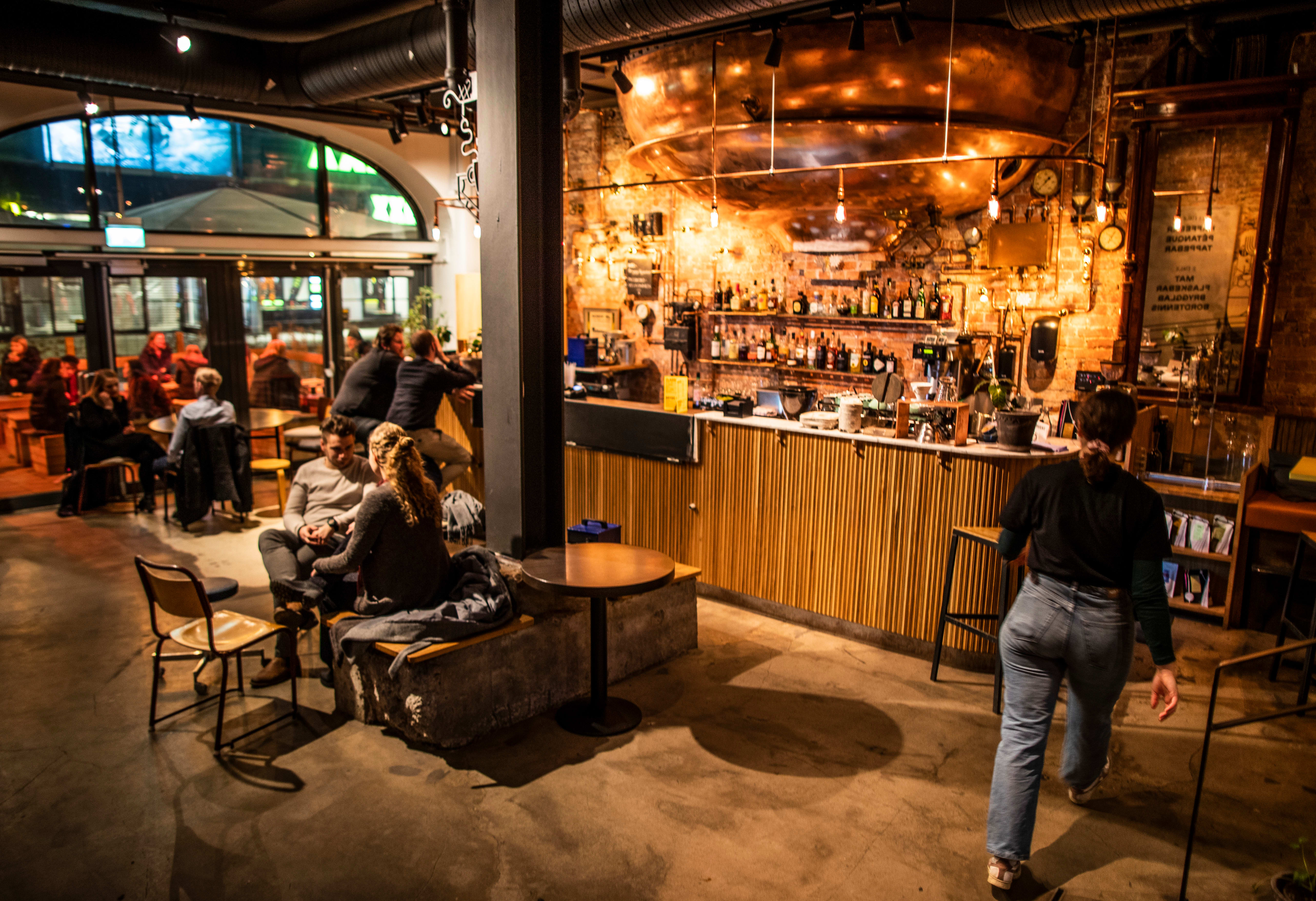 På disse barene kan du le, konkurrere og krangle over brettspill