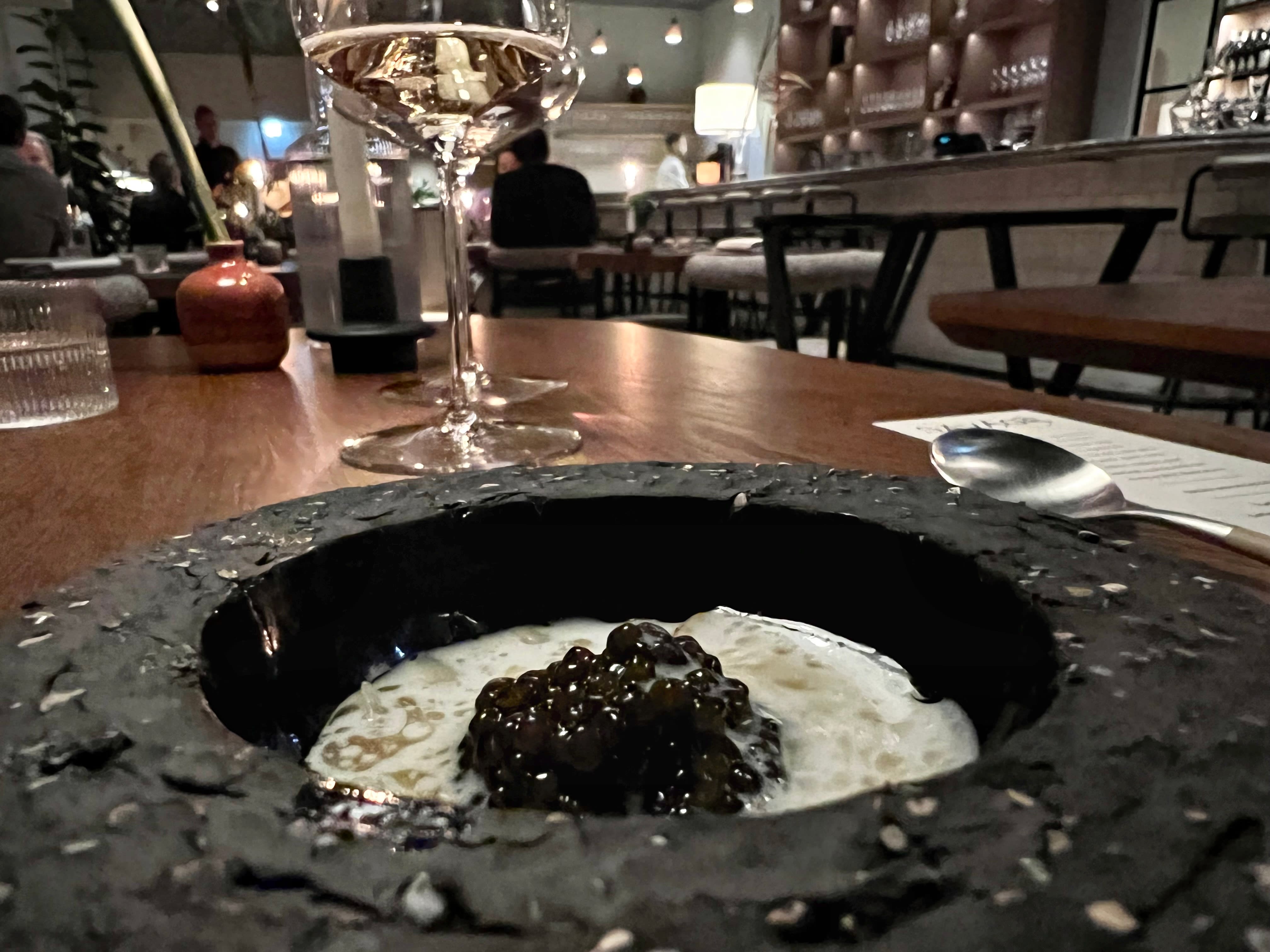 Knivskjell i spansk suppe med kaviar på toppen. 