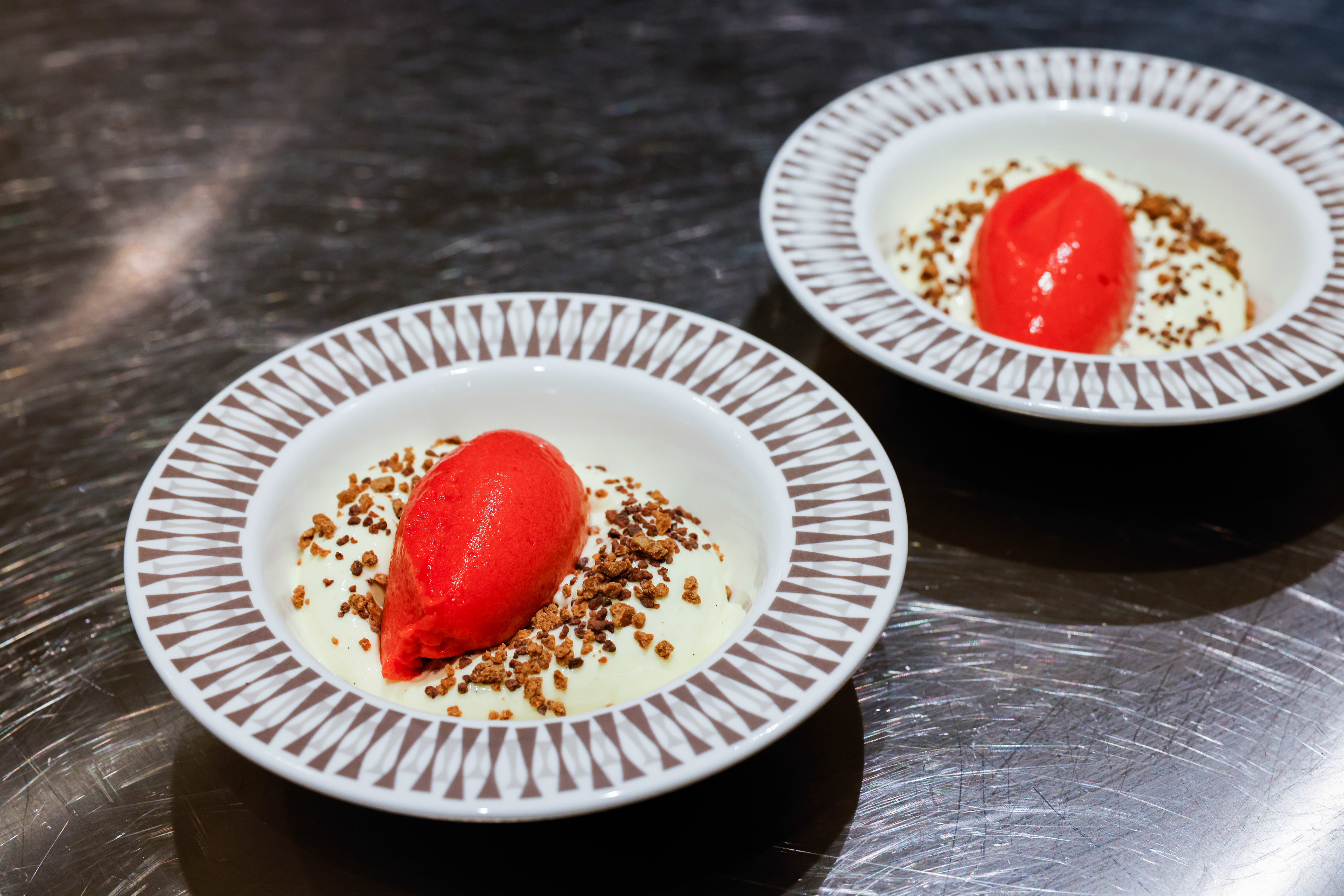 Jordbærsorbet, rabarbrakompot og hvit sjokolade