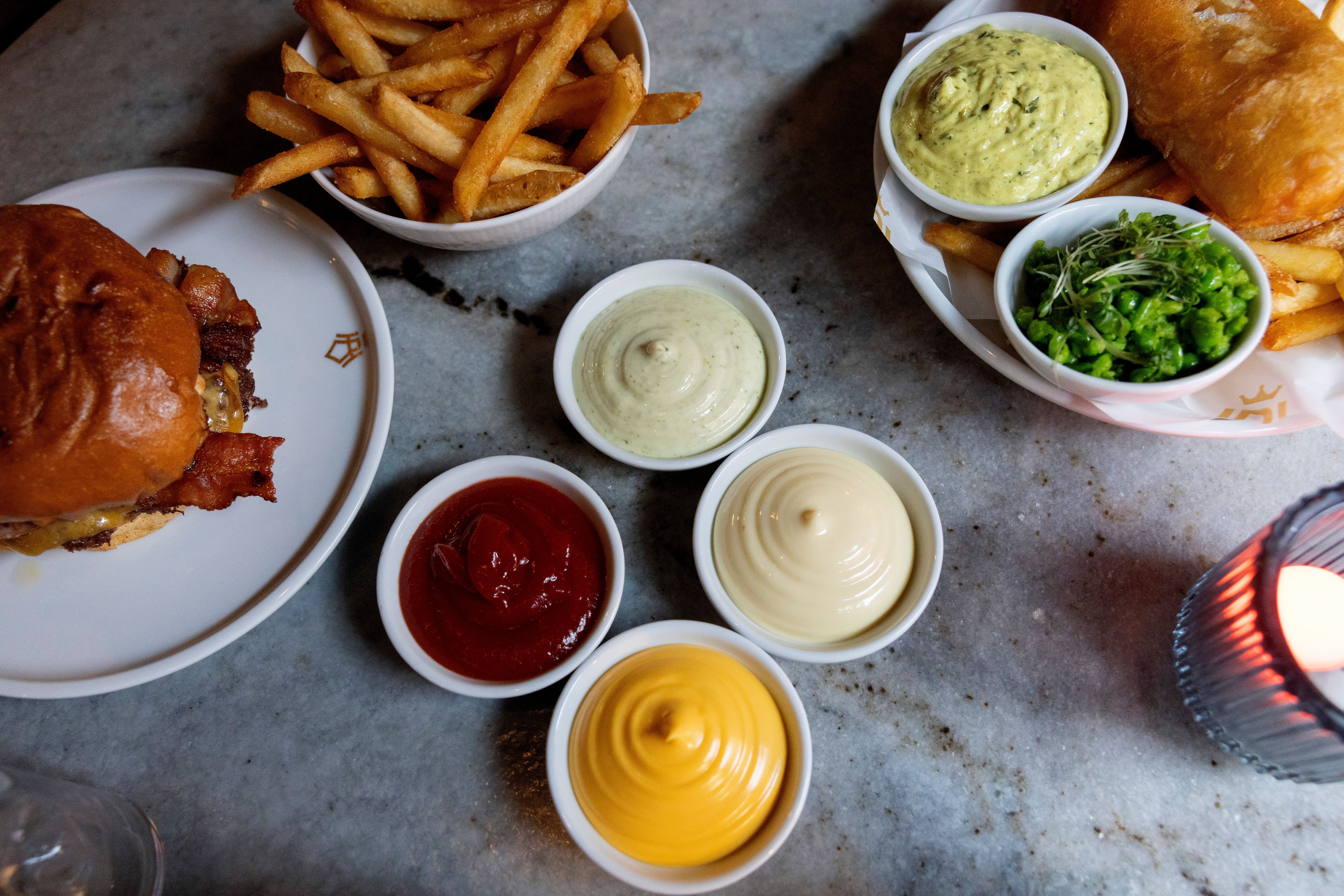 Gode burgere og flere ulike dipper og velge mellom.