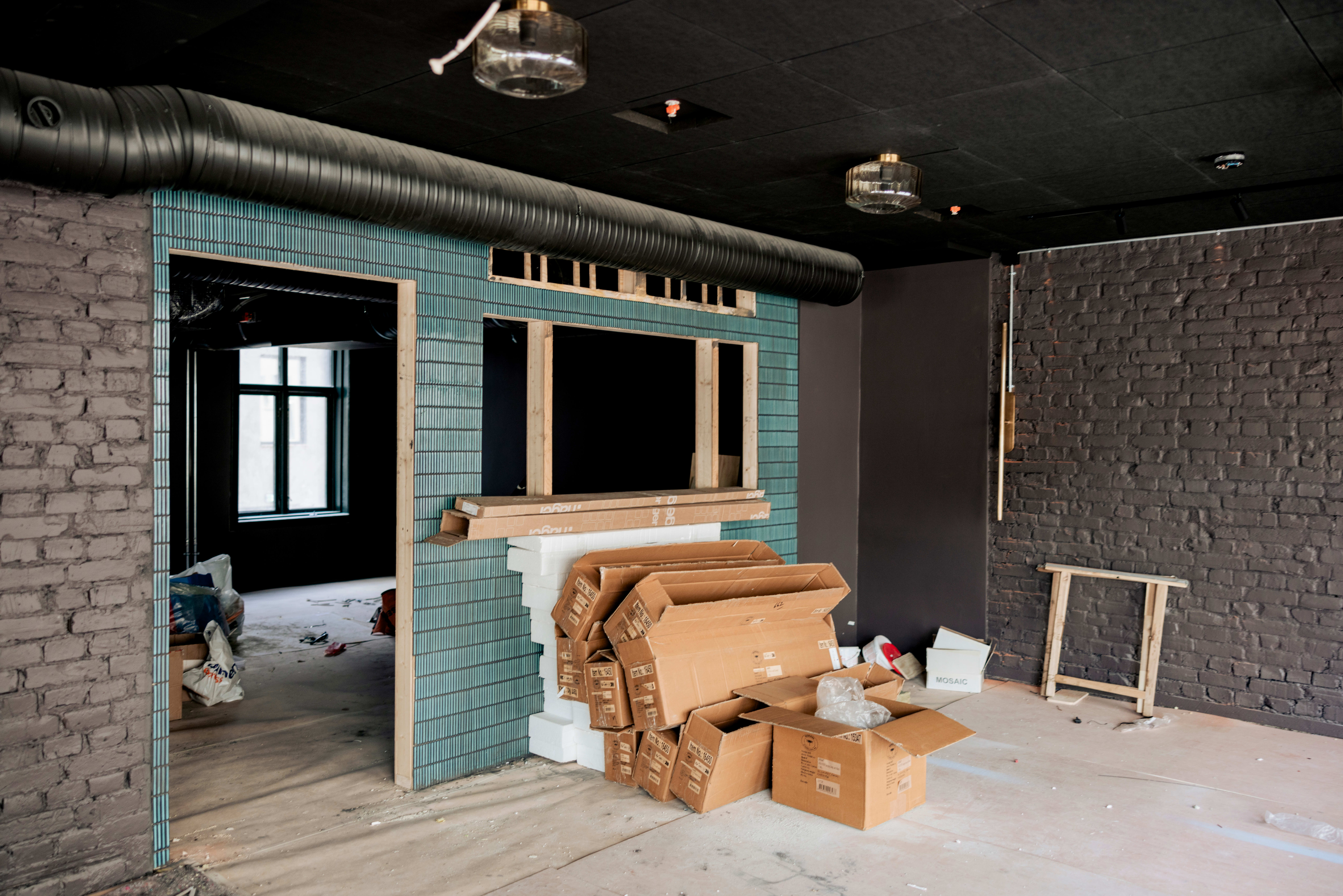 Noen av detaljene i lokalet til Dead Poets begynner å bli synlige. Men det er fremdeles en del jobb som må gjøres før studenter og andre kan henge her fra september av.