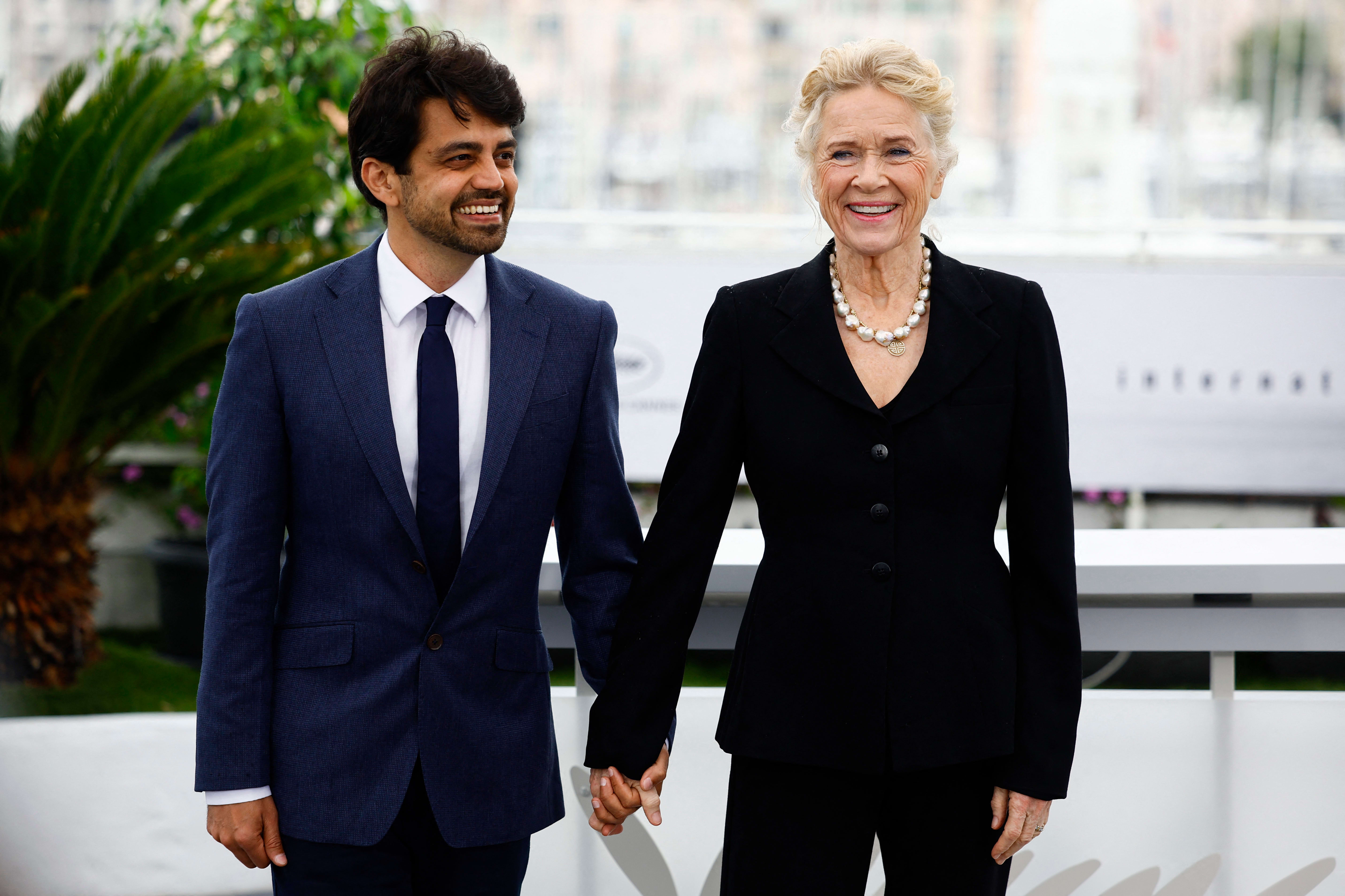 Liv Ullmann går hånd i hånd med regissør Dheeraj Akolkar i Cannes.