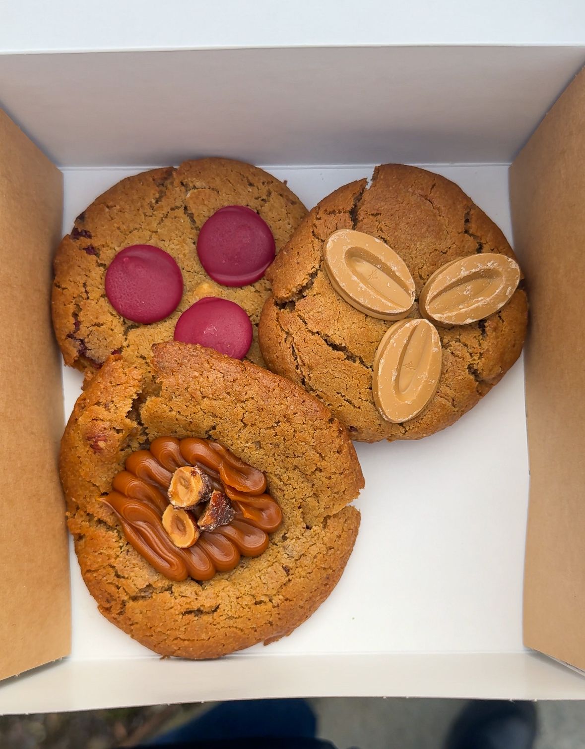 Cookies med bringebær og hvit sjokolade, karamell, sjokolade og hasselnøtt og pekannøtter og rosin.