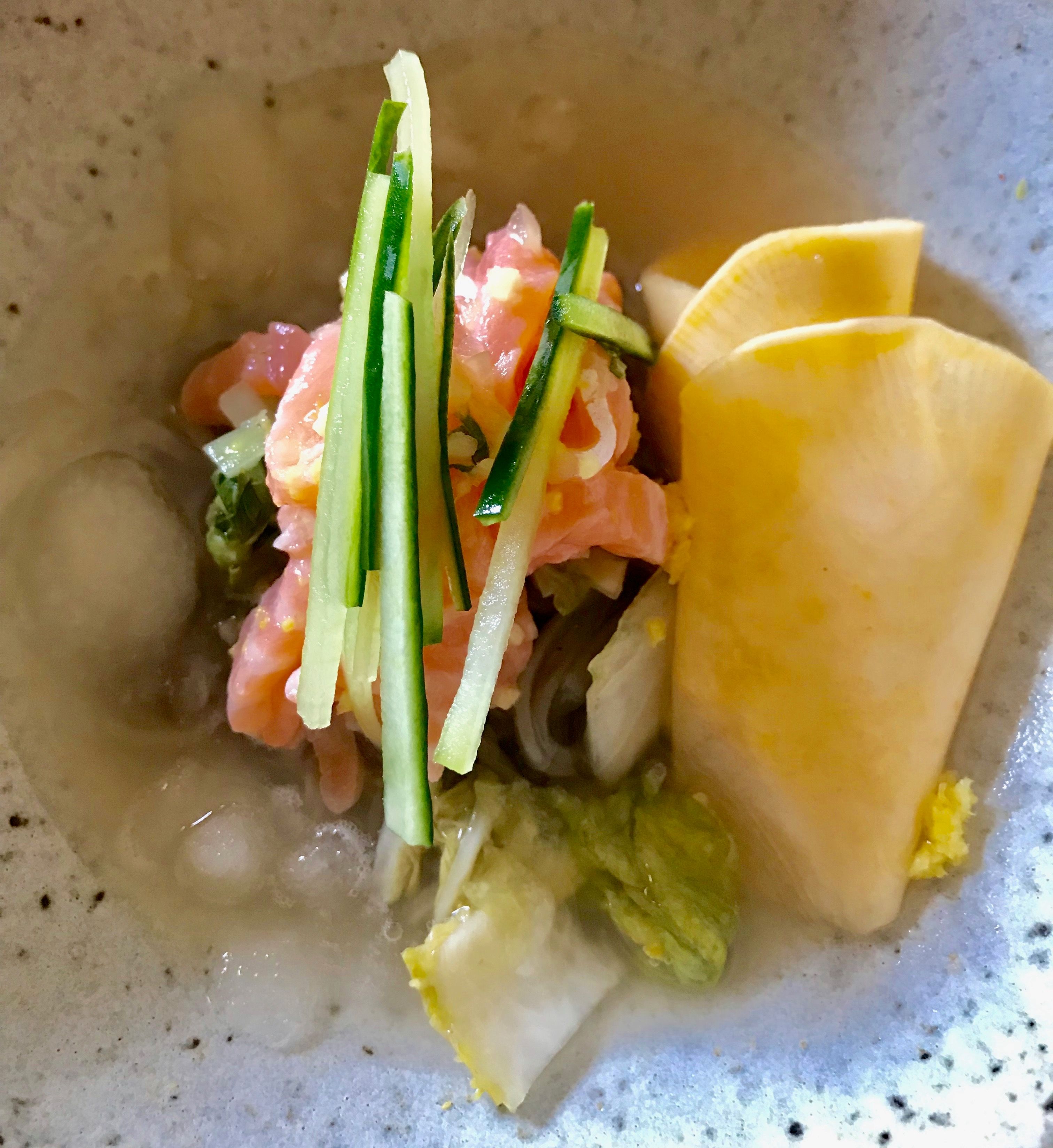 Nudler, kimchi, kålrot, laks, salat og agurk smaker vidunderlig sammen. 