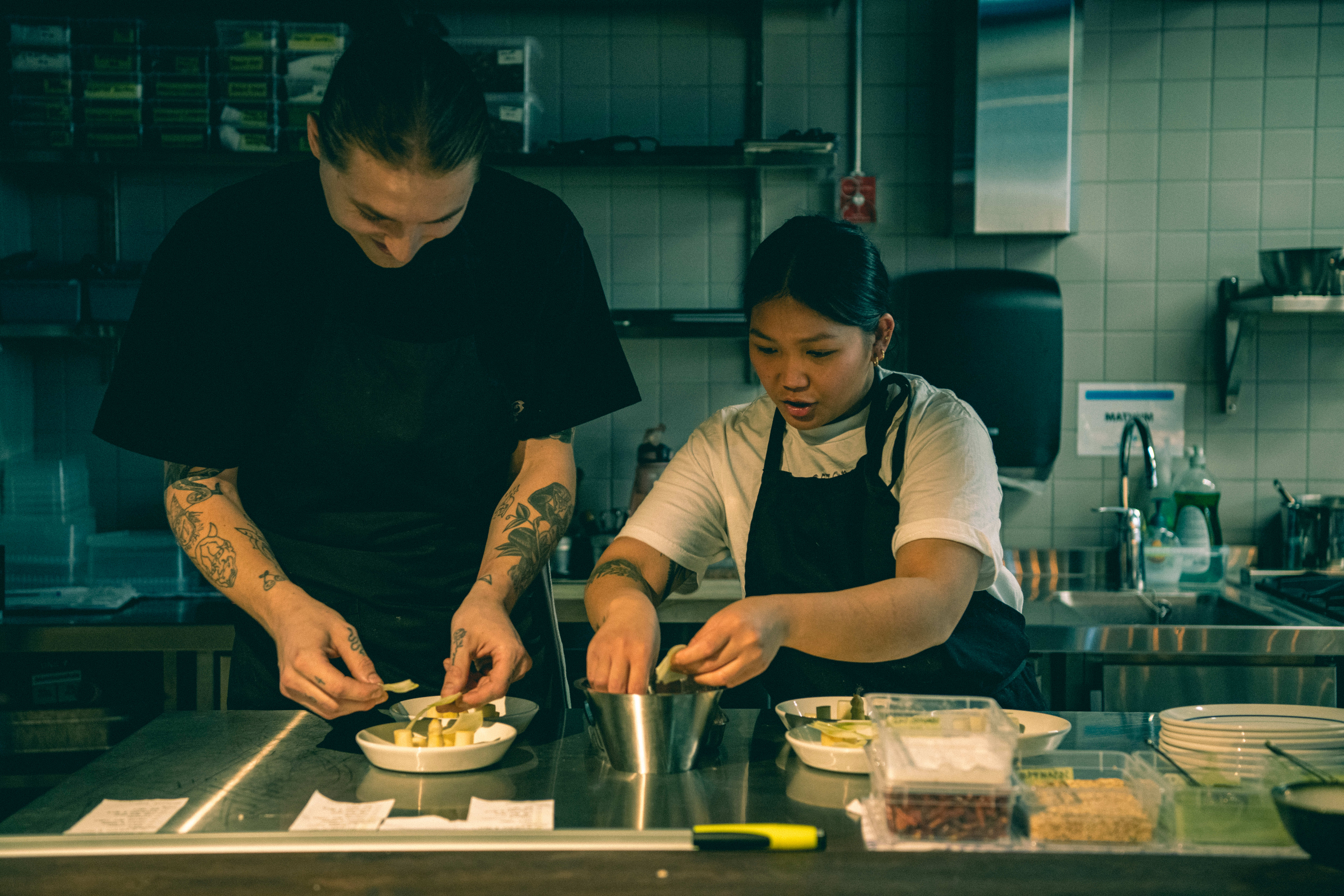 Ivy Tabuno Solheim jobbet tidligere på kjøkkenet til Betong. Her sammen med Jonathan Le Hagen. 
