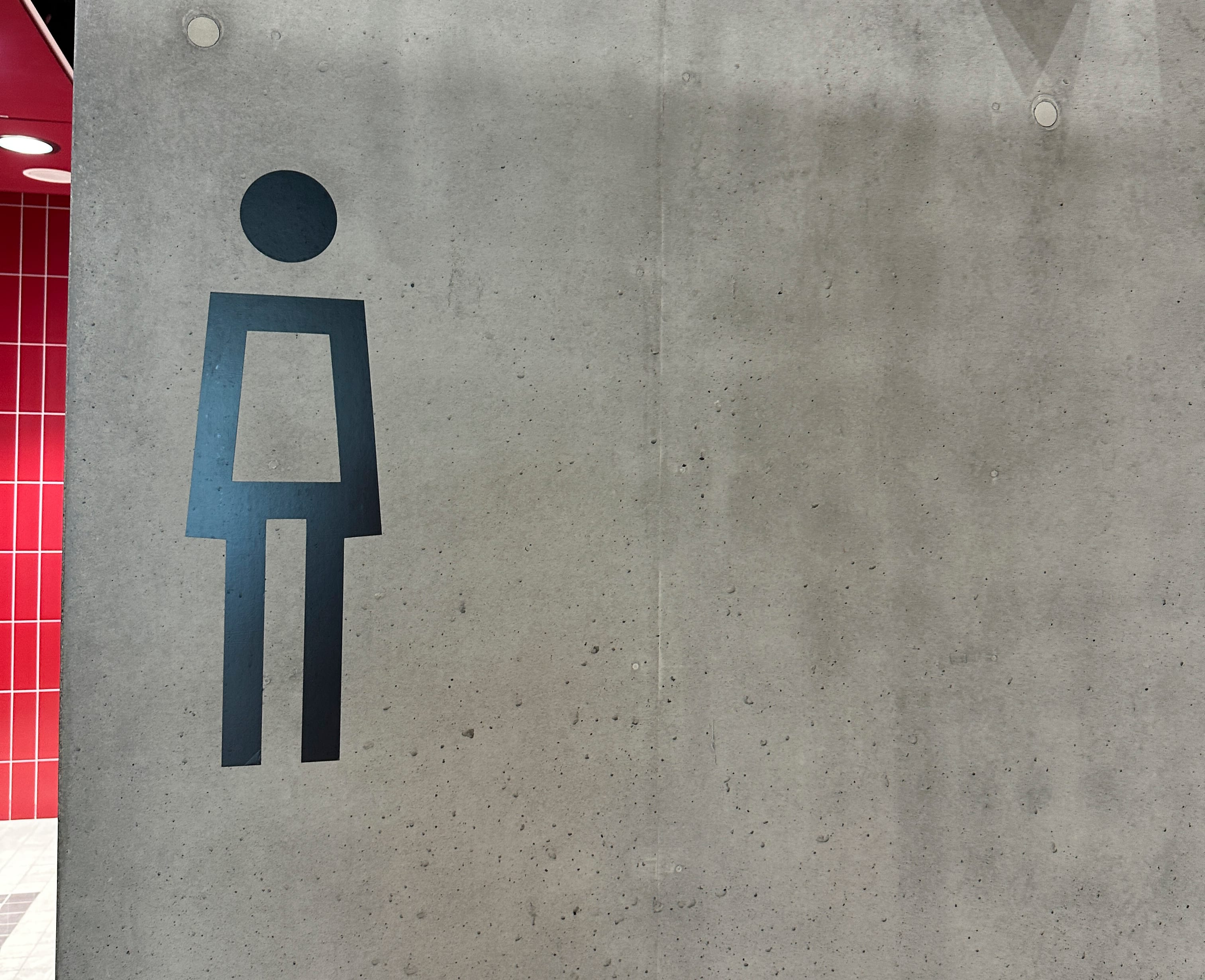 En mann med lang skjorte eller en dame med kort kjole? Vurder selv.