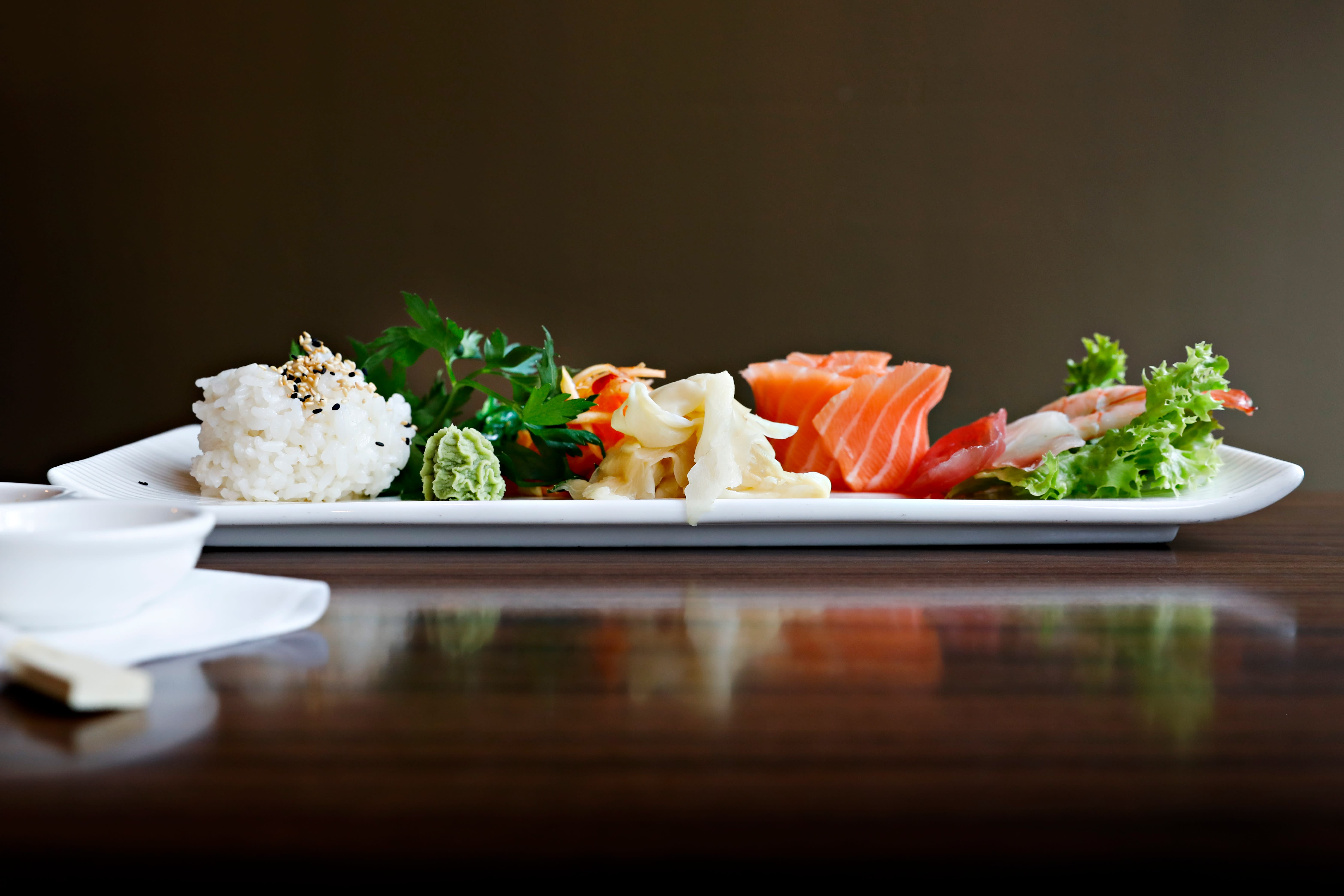 Sashimiforrett med fire ferske fiskeslag og litt ris. 
