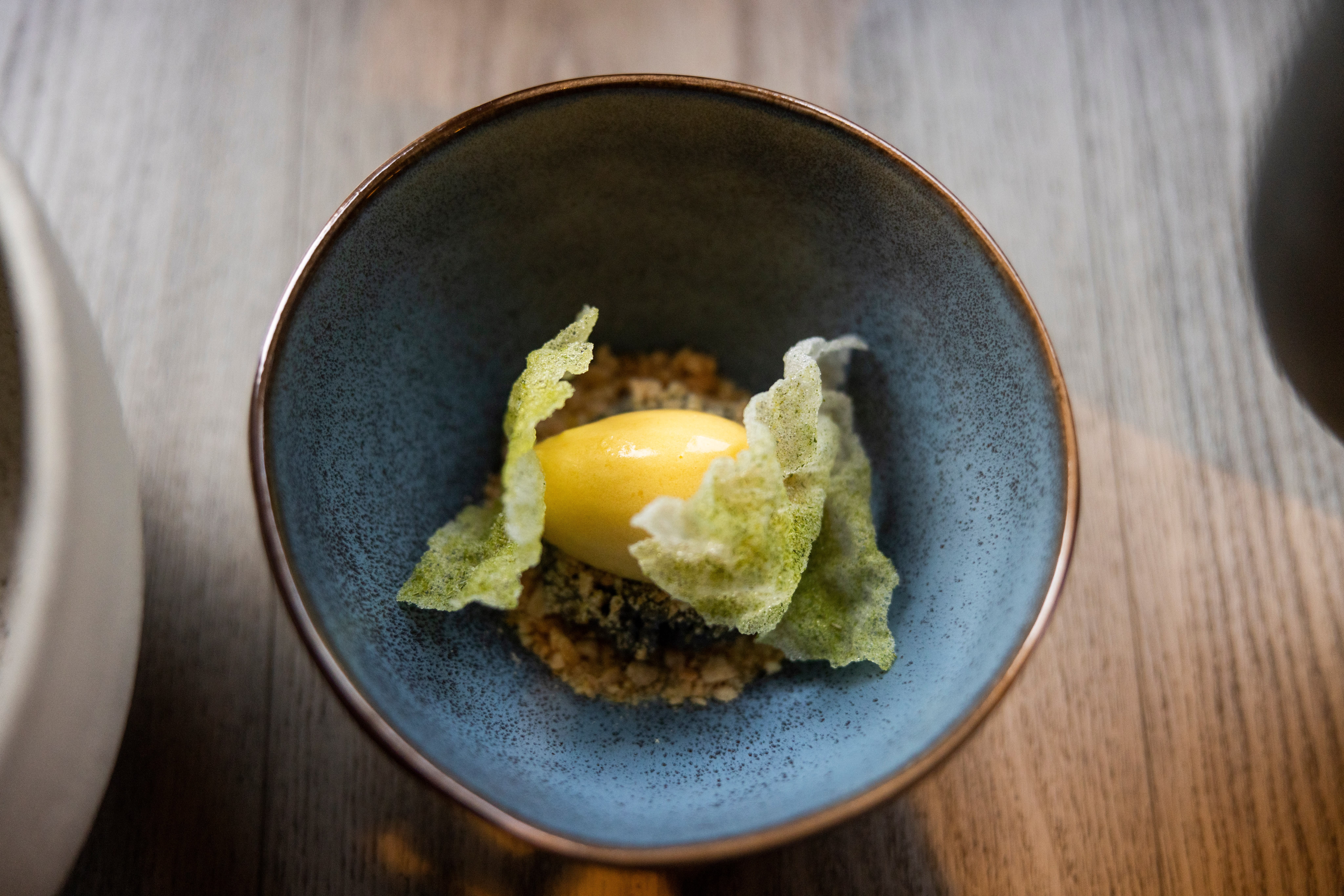 Pasjonsfruktsorbet med fritert rispapir,