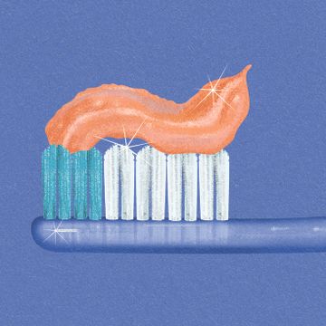 Skal tannpussen skje før eller etter frokost? Spørsmålet splitter både fagmiljøer og familier. 
