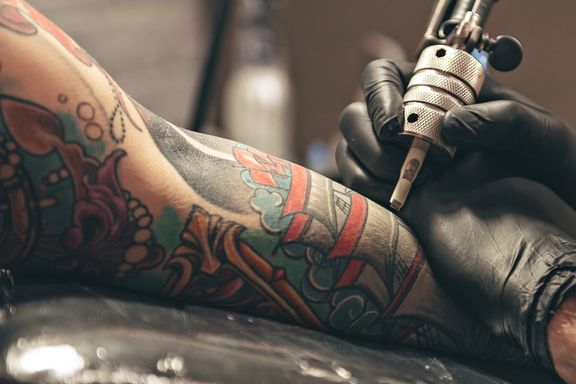 Fra nyttår kan du måtte vente lenge på ny tatovering