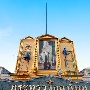 Thailands konge skal krones i tre dager til ende