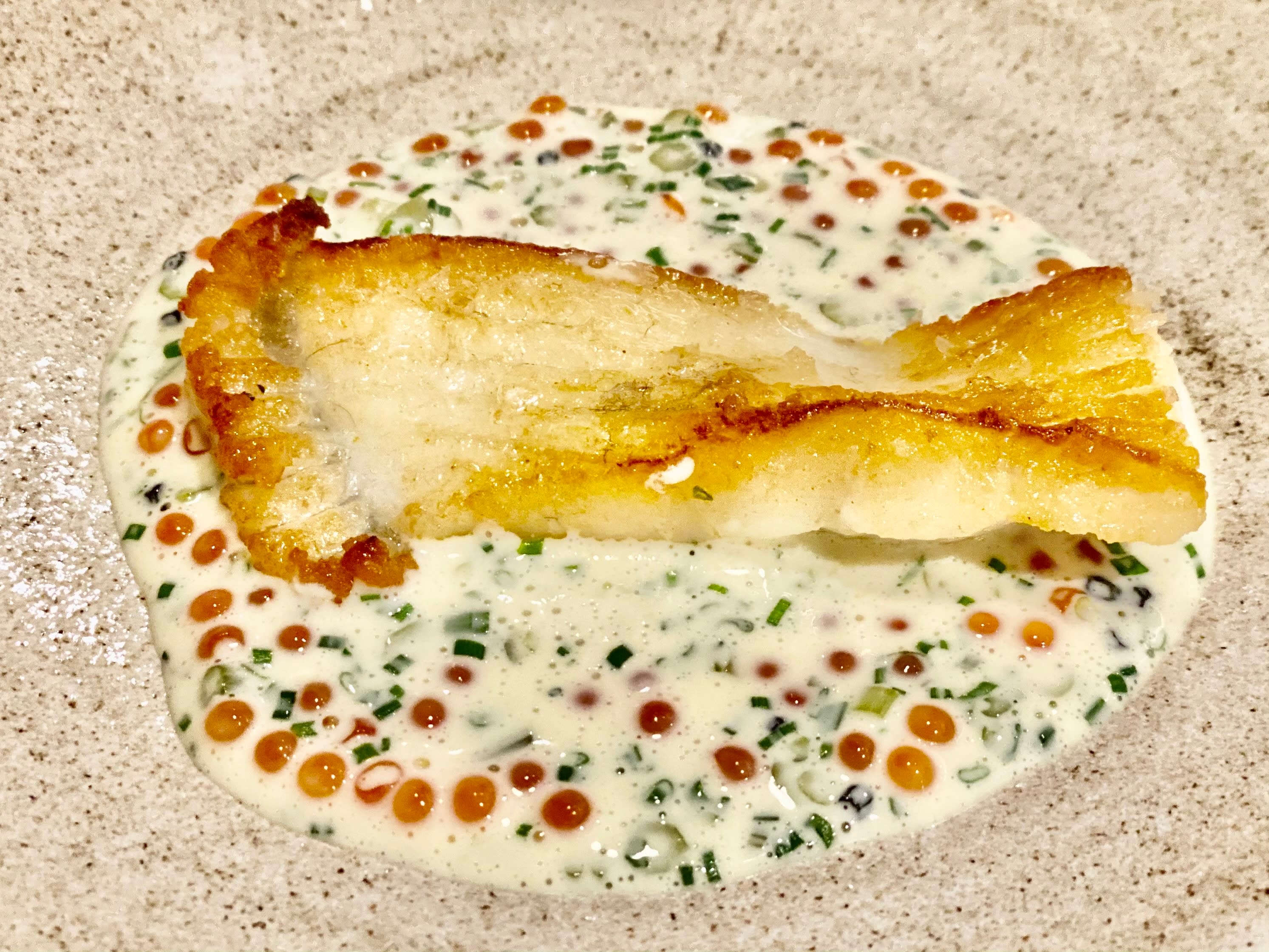 Flott stekeskorpe på piggvaren med en avhengighetsskapende saus. 