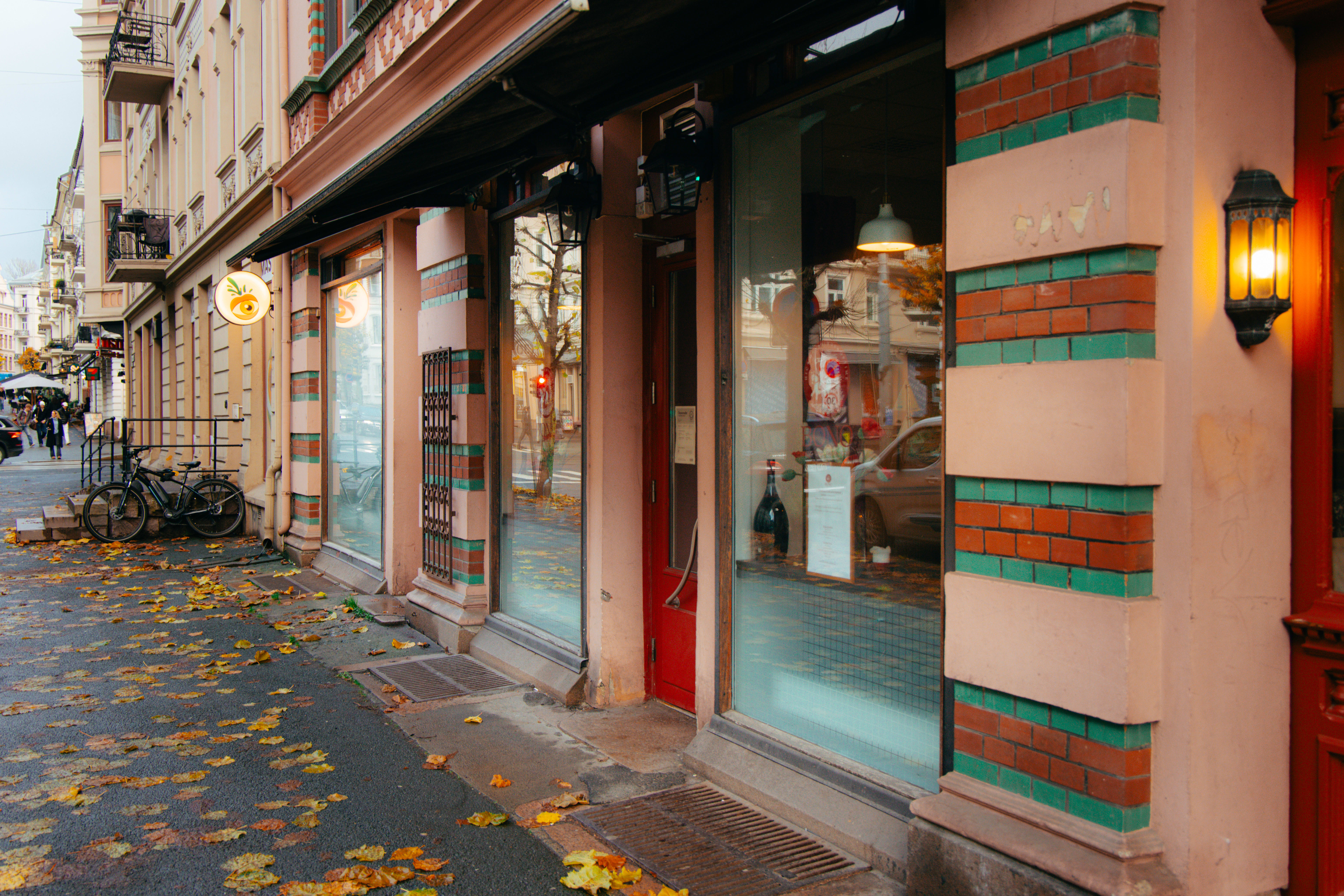 Bono ligger på Frogner, midt mellom Frognerveien og Bygdøy allé. 