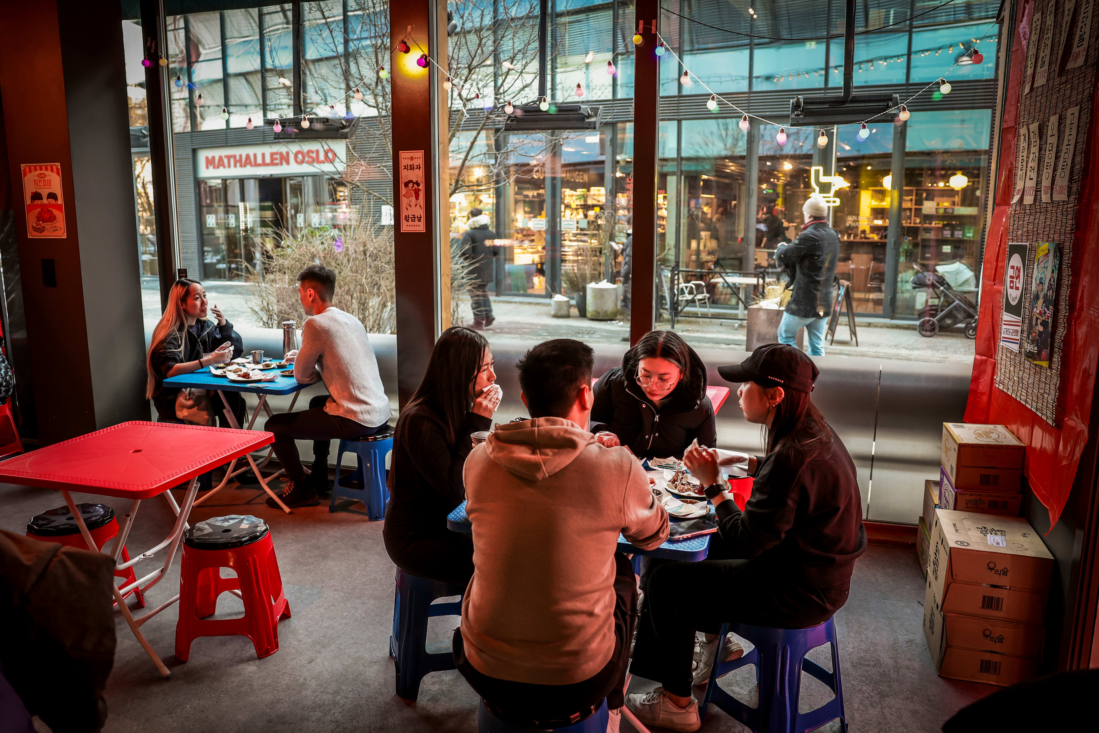 Plastbord og krakker. Her spiser du raskt, men godt.