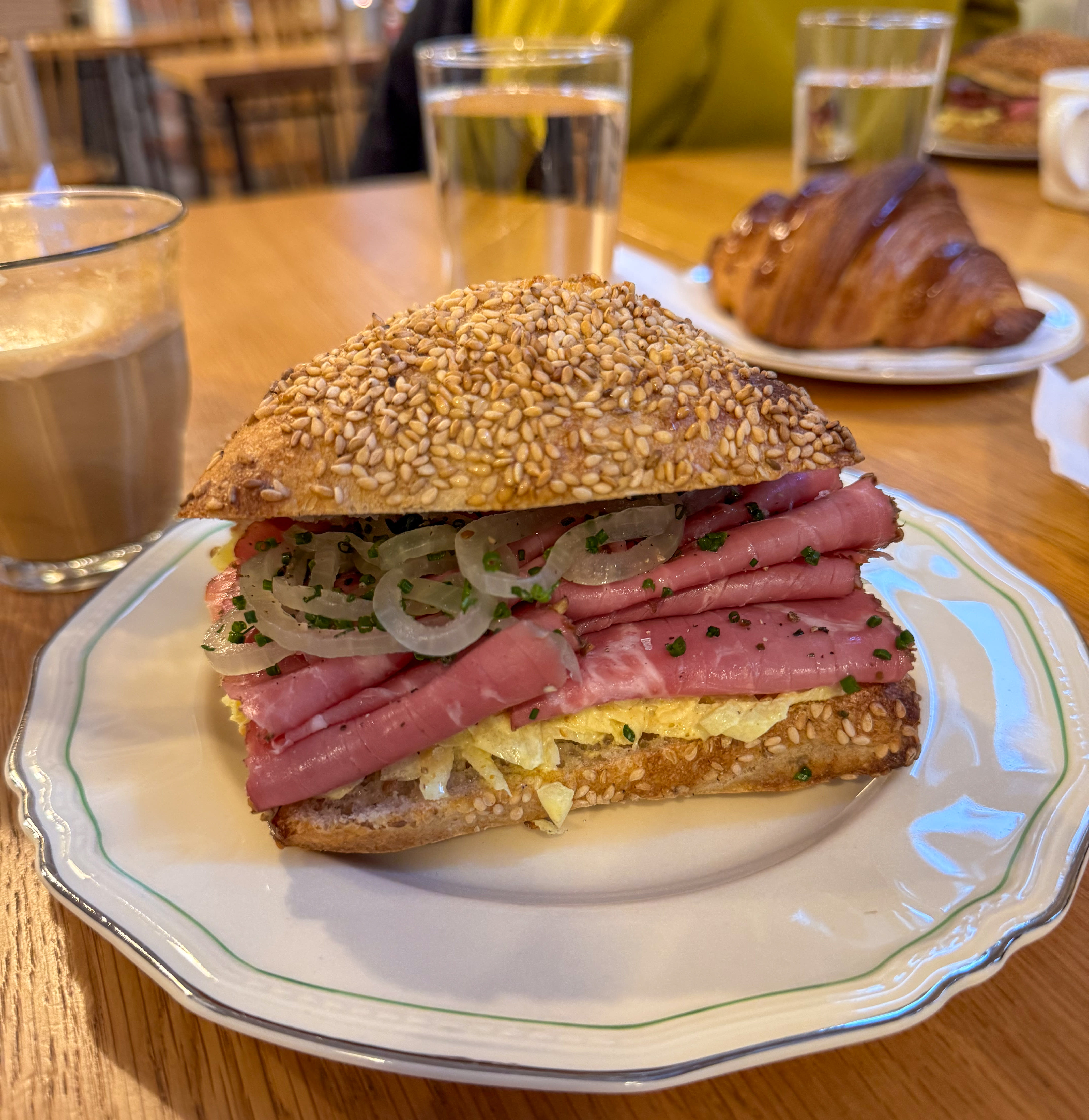 Da vi besøkte The Little Pickle i januar, var det pastramisandwich på menyen. Etter det har pålegget variert.