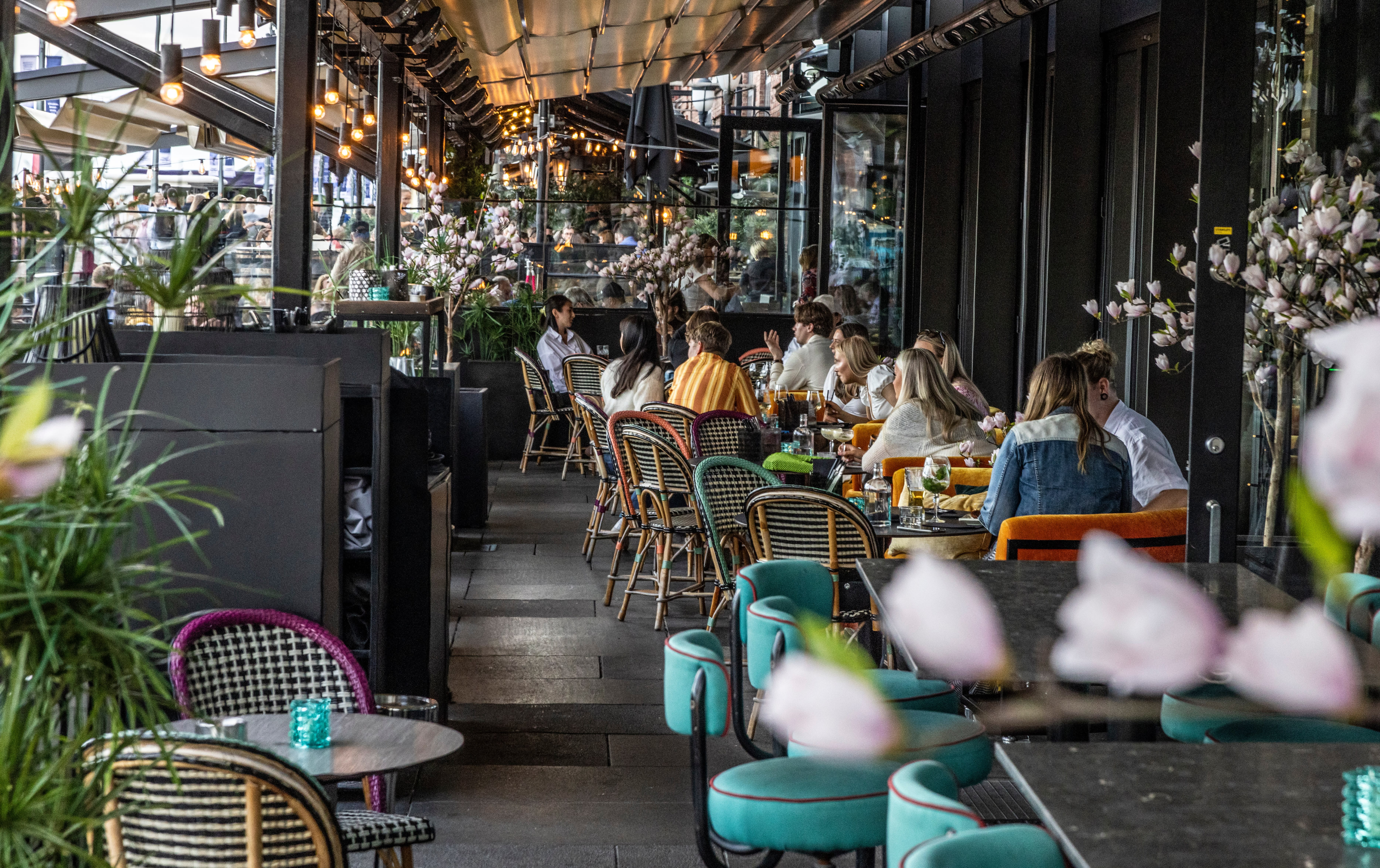 Asias uteservering er romslig og fargerik. 