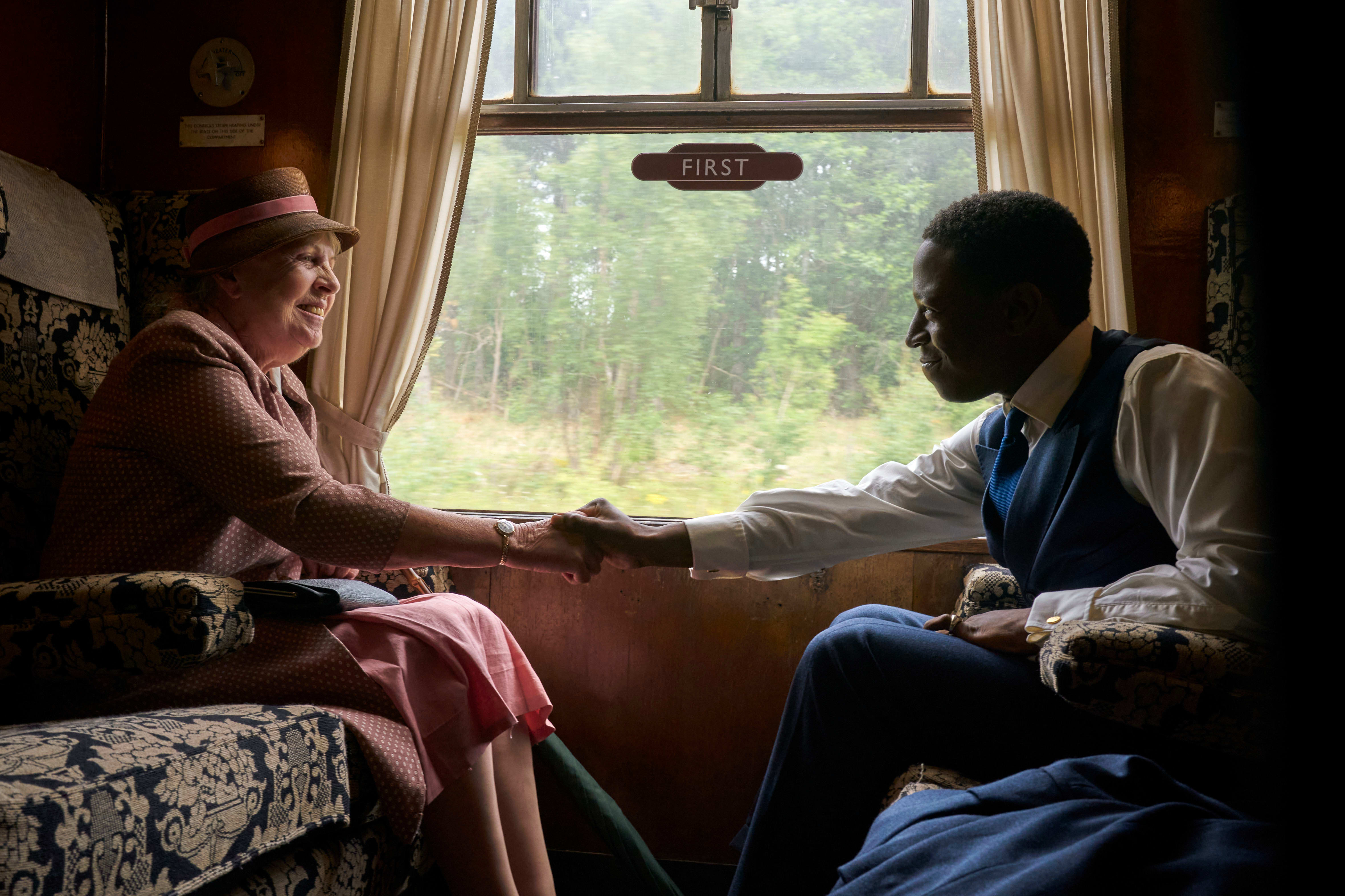 På et tog treffer Luke Fitzwilliam (David Jonsson) den snakkesalig Miss Pinkerton (Penelope Wilton).