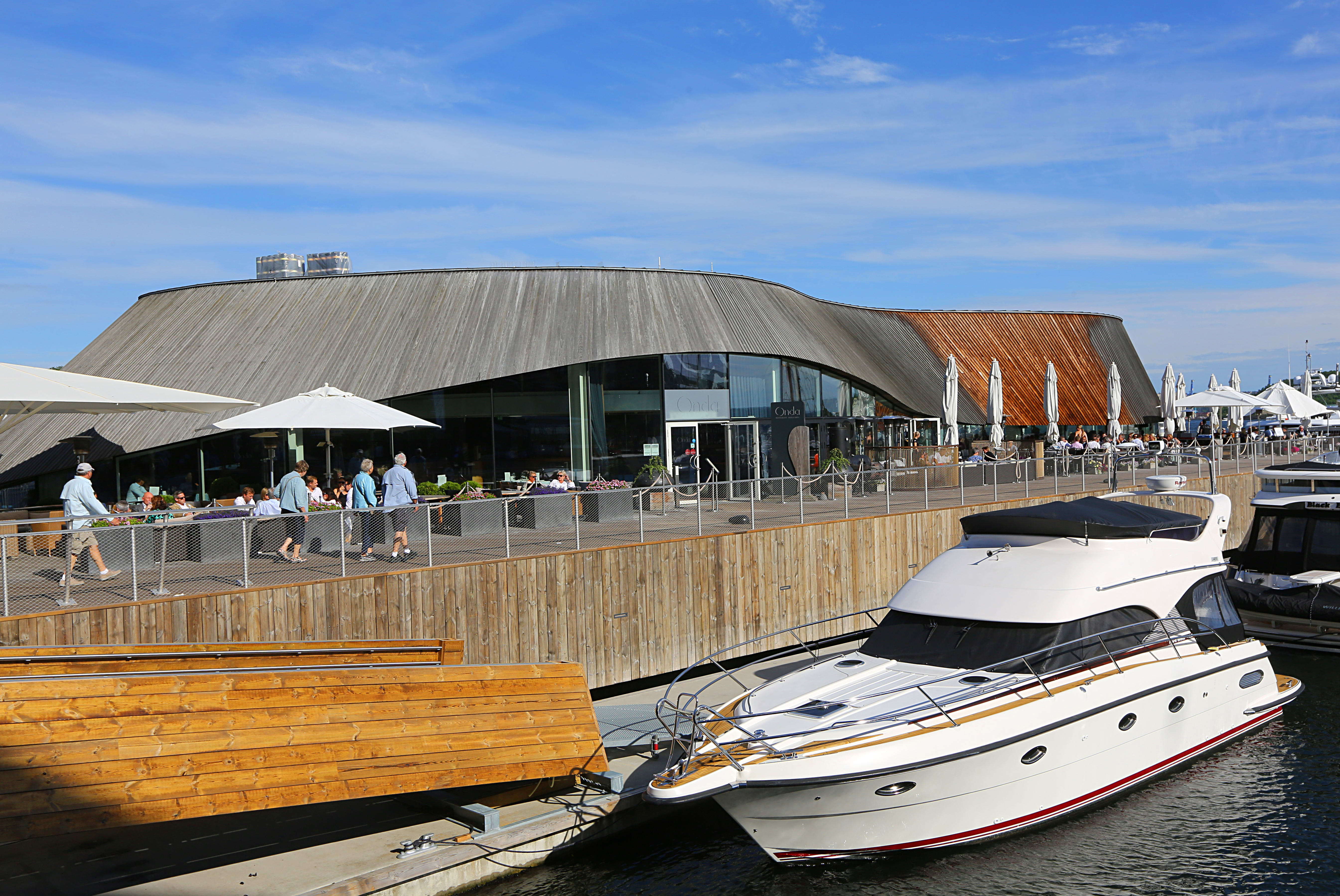 Lokalene ligger tett på vannkanten langs Aker brygges paradegate.